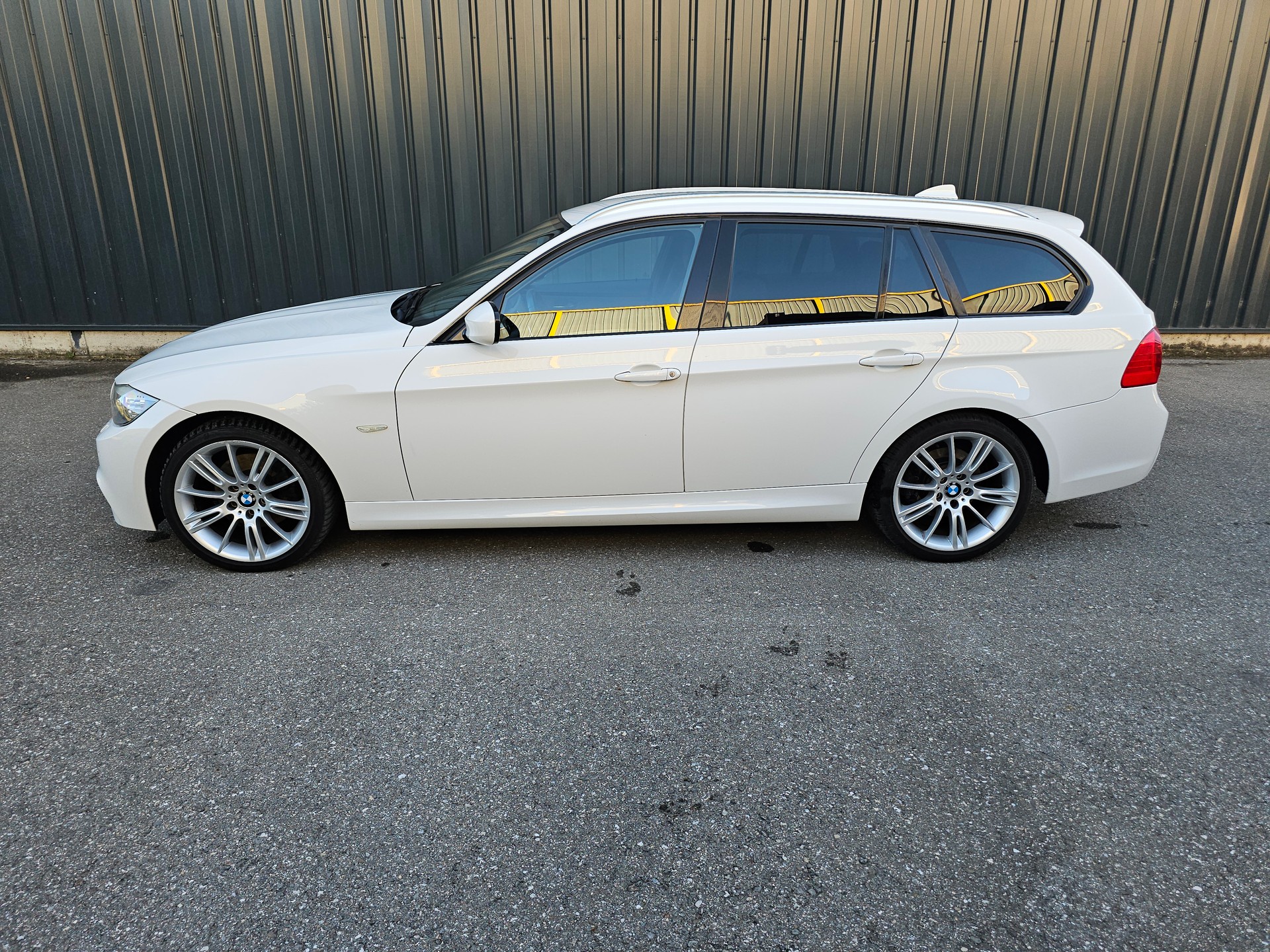 BMW 320d xDrive Touring Dynamic Edition Steptronic-image-6