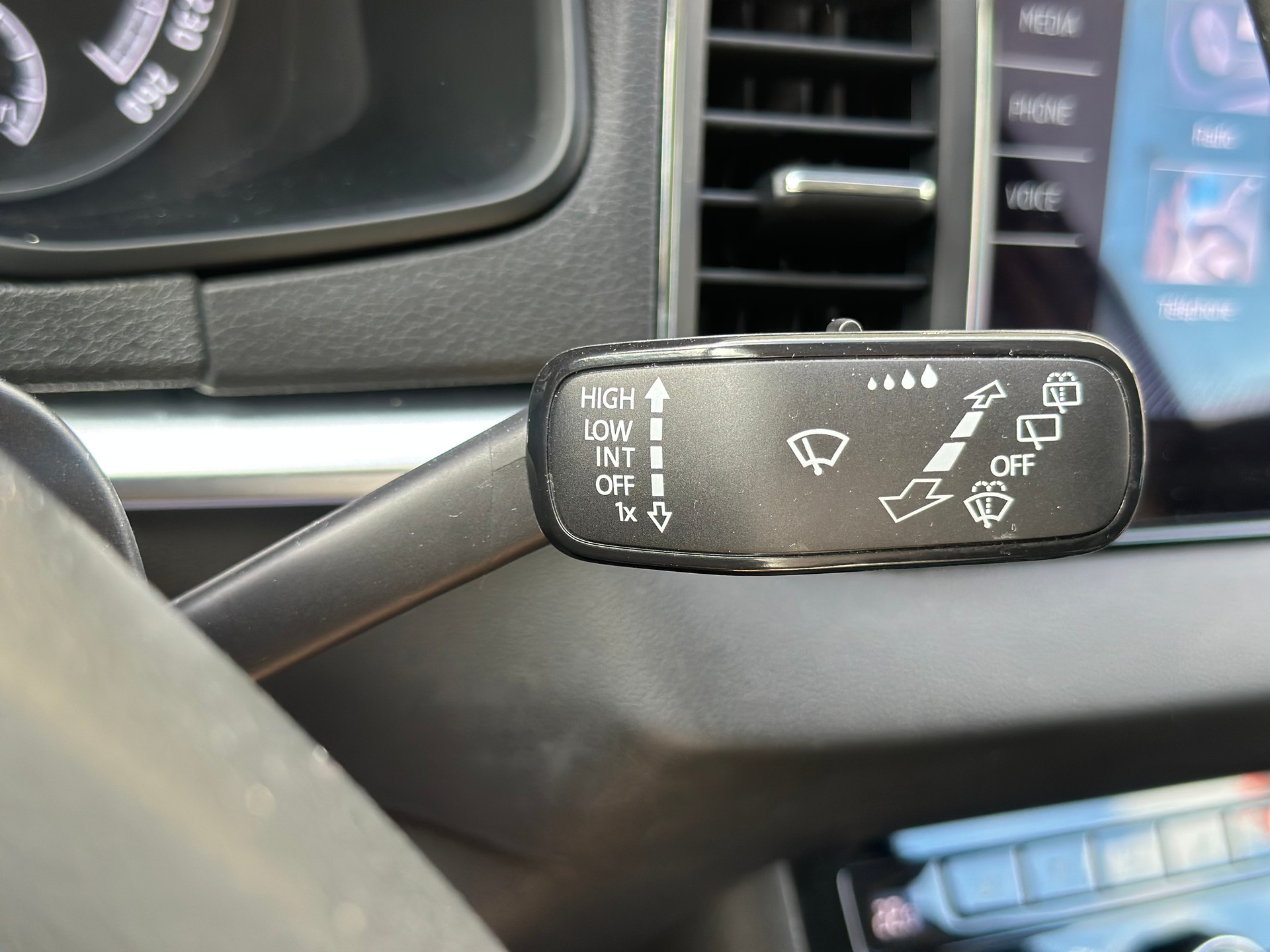 SKODA Karoq 1.5 TSI ACT Ambition DSG-image-23
