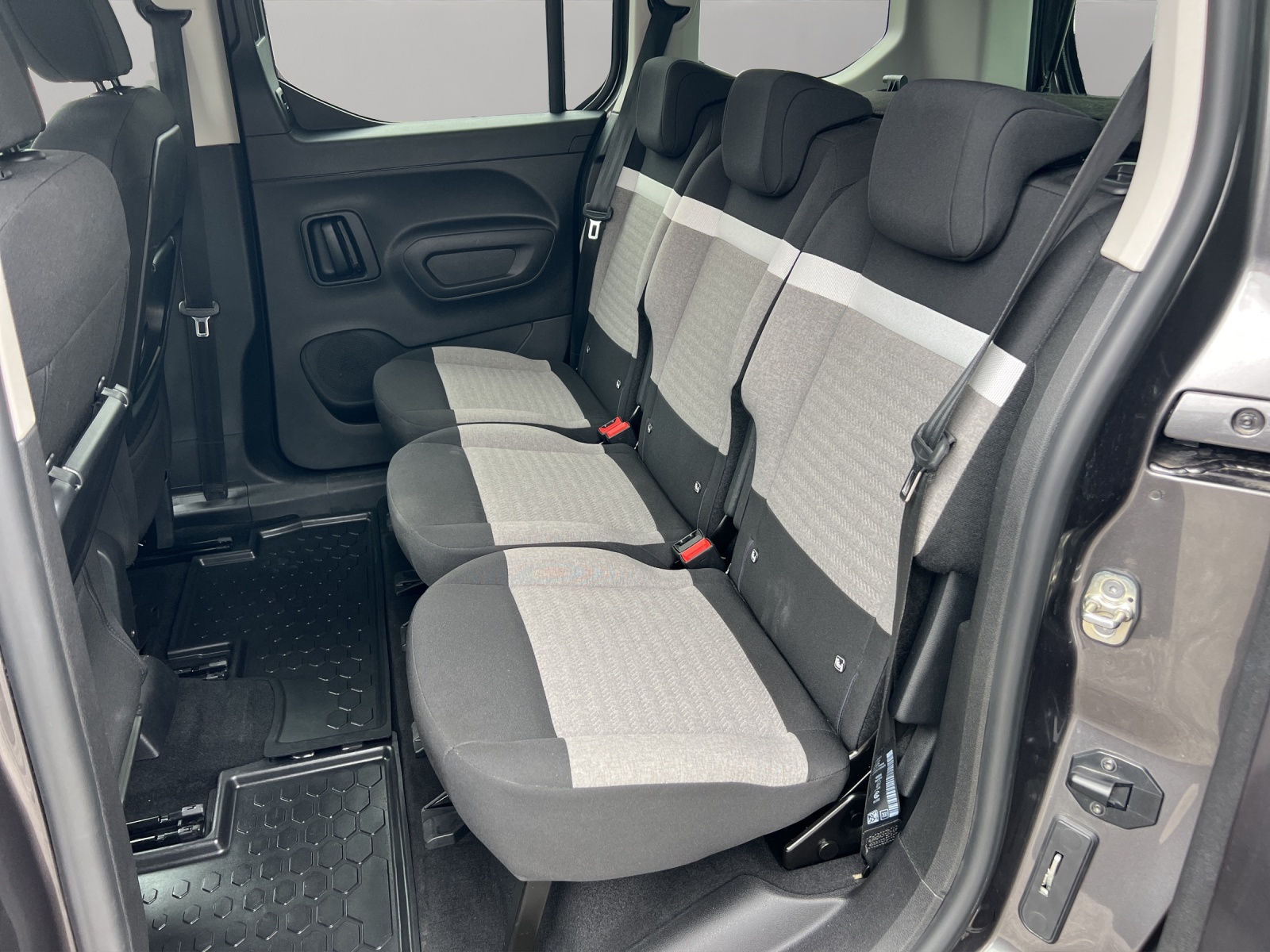 CITROEN Berlingo 1.5 BlueHDi 130 Shine EAT8 / Rückfahrkamera / Totwinkelassistent / inkl. Winterräder / CH-Herstellergarantie-image-15