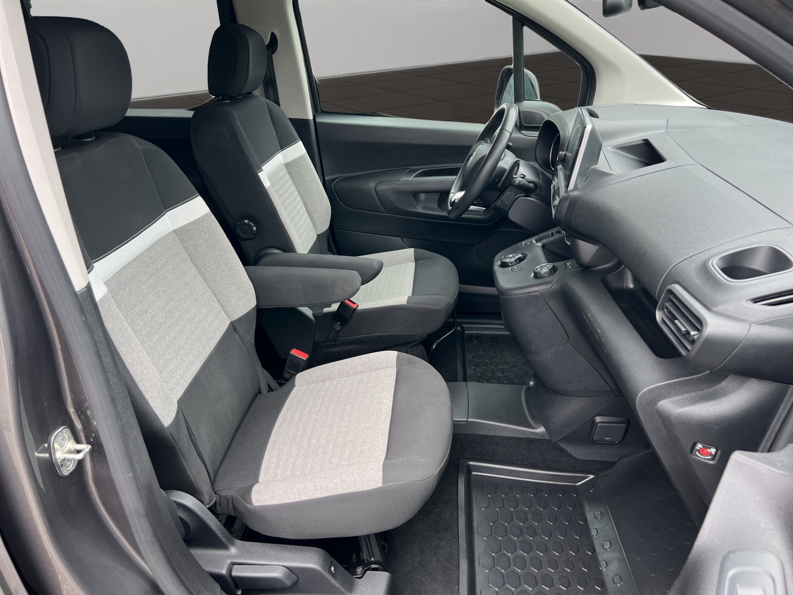 CITROEN Berlingo 1.5 BlueHDi 130 Shine EAT8 / Rückfahrkamera / Totwinkelassistent / inkl. Winterräder / CH-Herstellergarantie-image-14