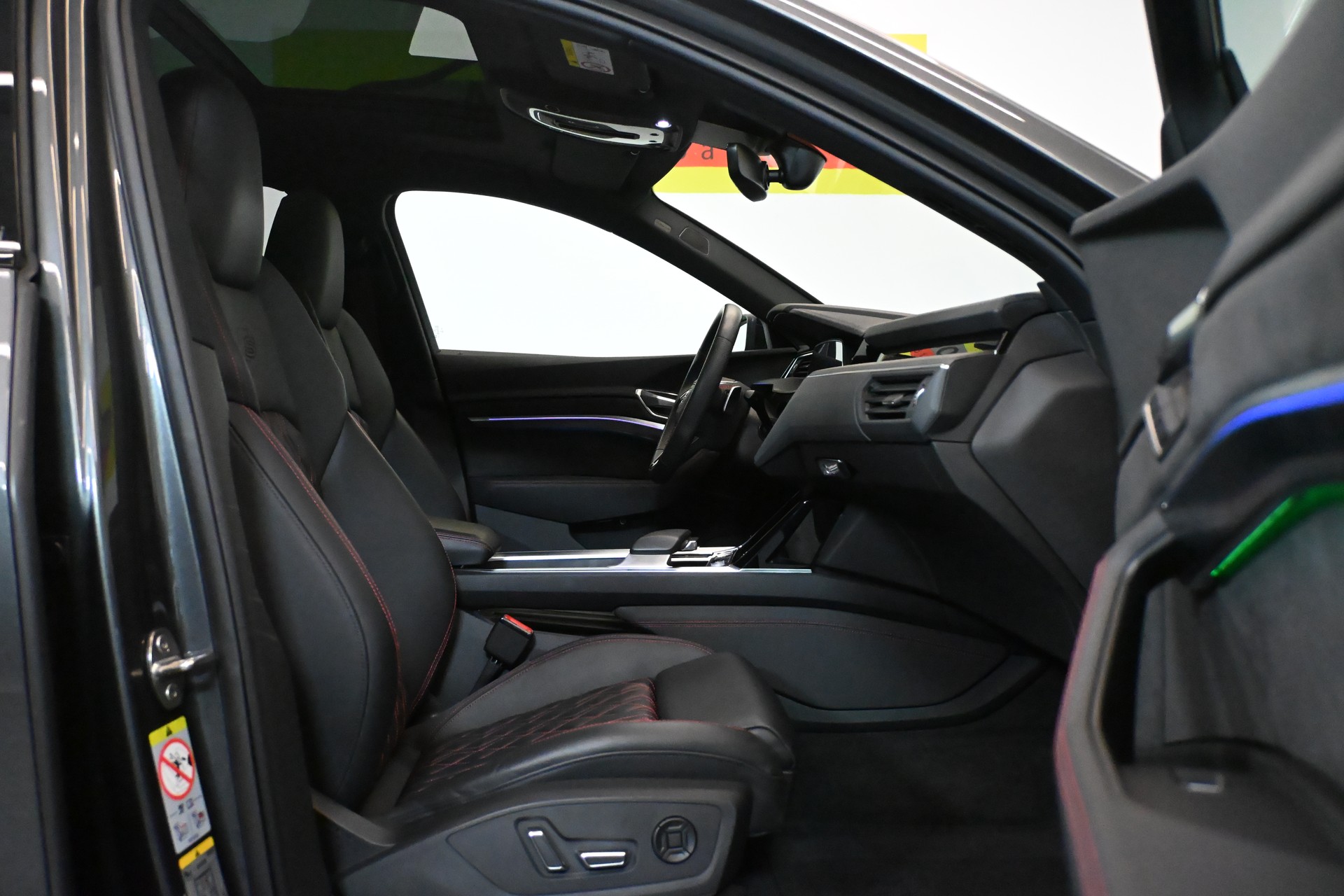 AUDI Q8 Sportback 55 e-tron Black Edition quattro-image-3