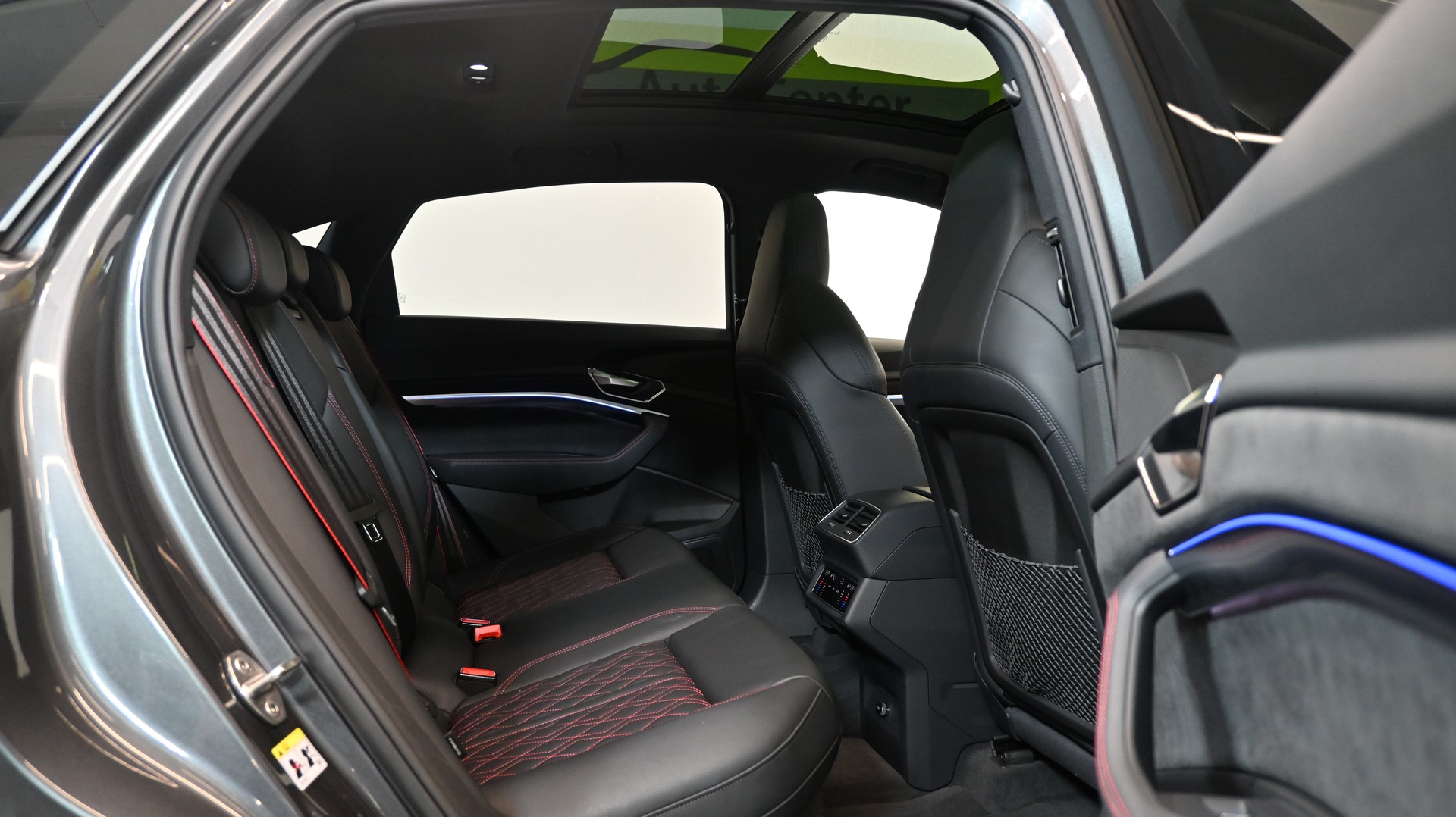 AUDI Q8 Sportback 55 e-tron Black Edition quattro-image-5
