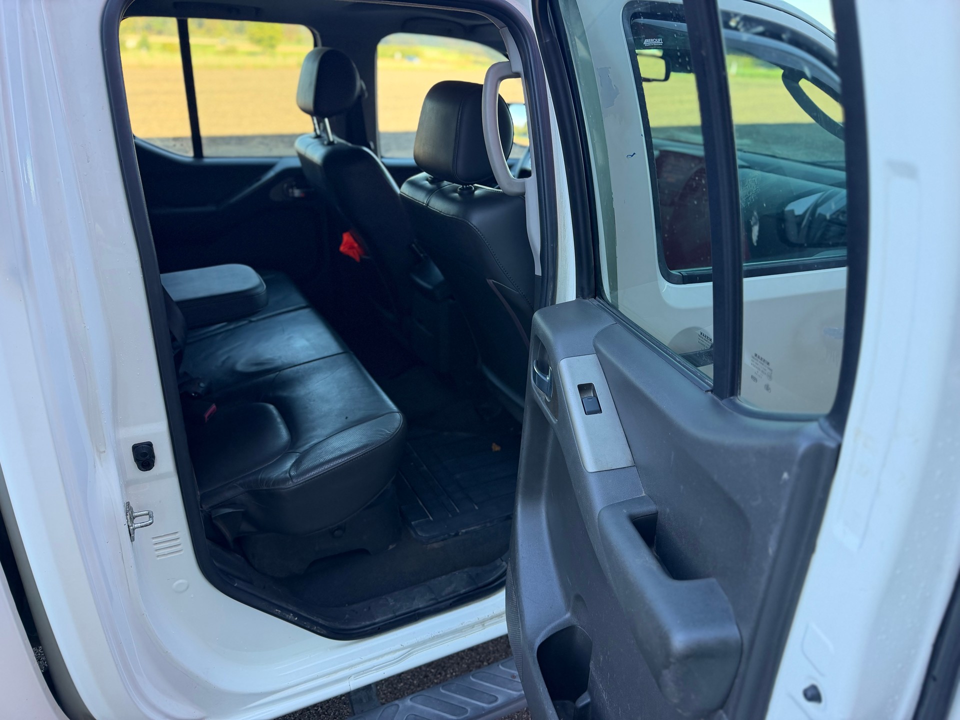NISSAN Navara Double Cab SE 2.5 dCiA 4WD-image-8