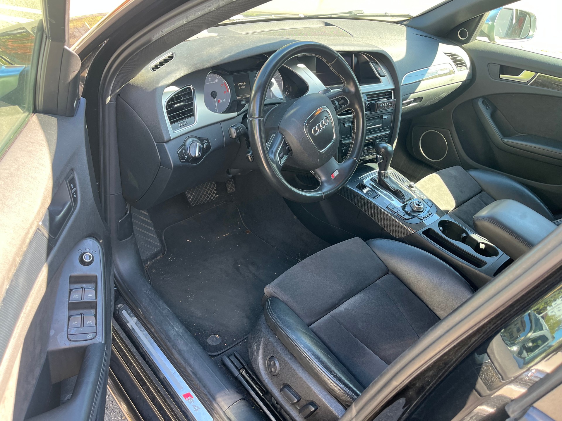 AUDI S4 Avant 3.0 TFSI quattro S-tronic-image-8