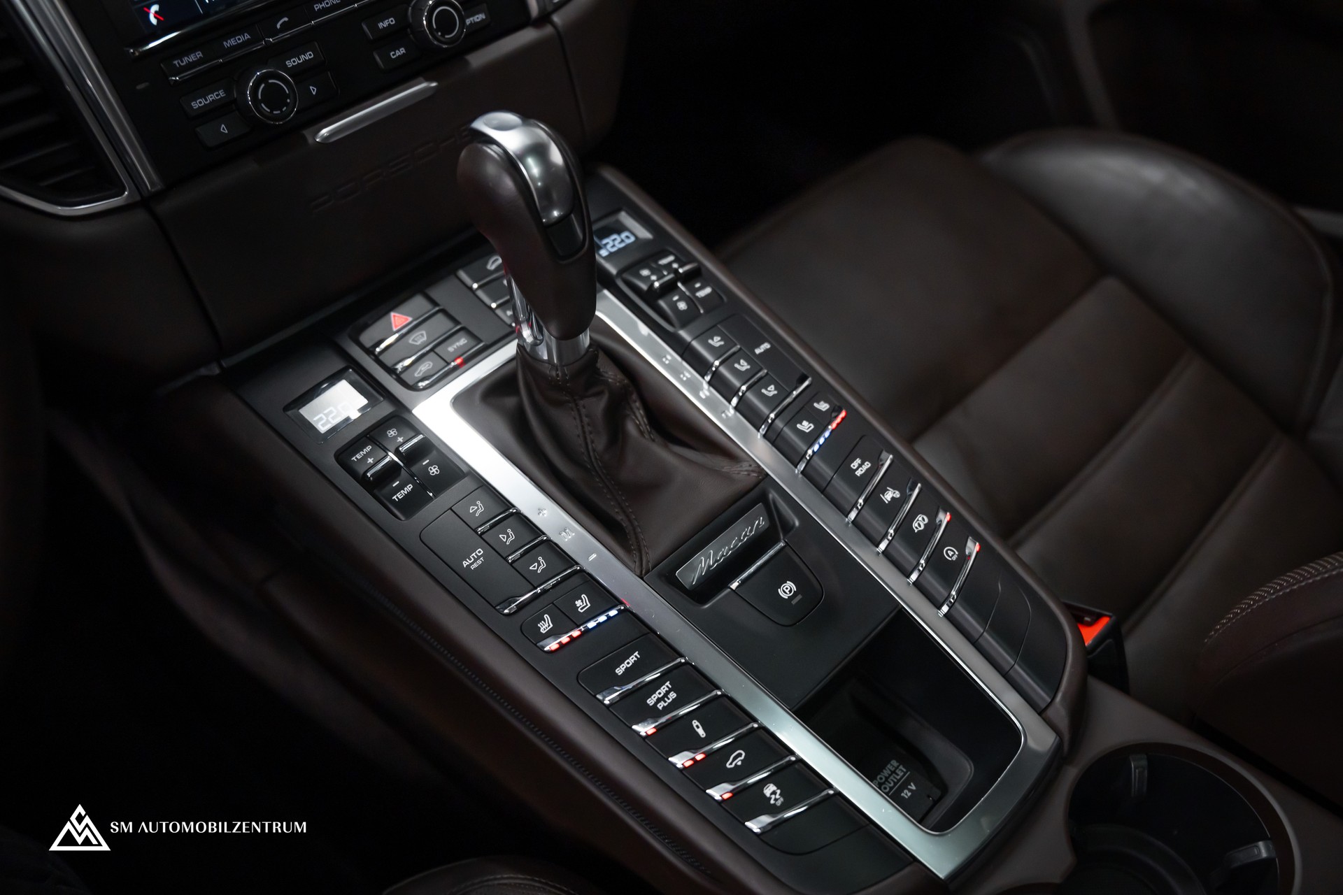 PORSCHE Macan Turbo PDK / Panorama / Sport Chrono / 21" 911 Turbo Design / Luftfahrwerk-image-27