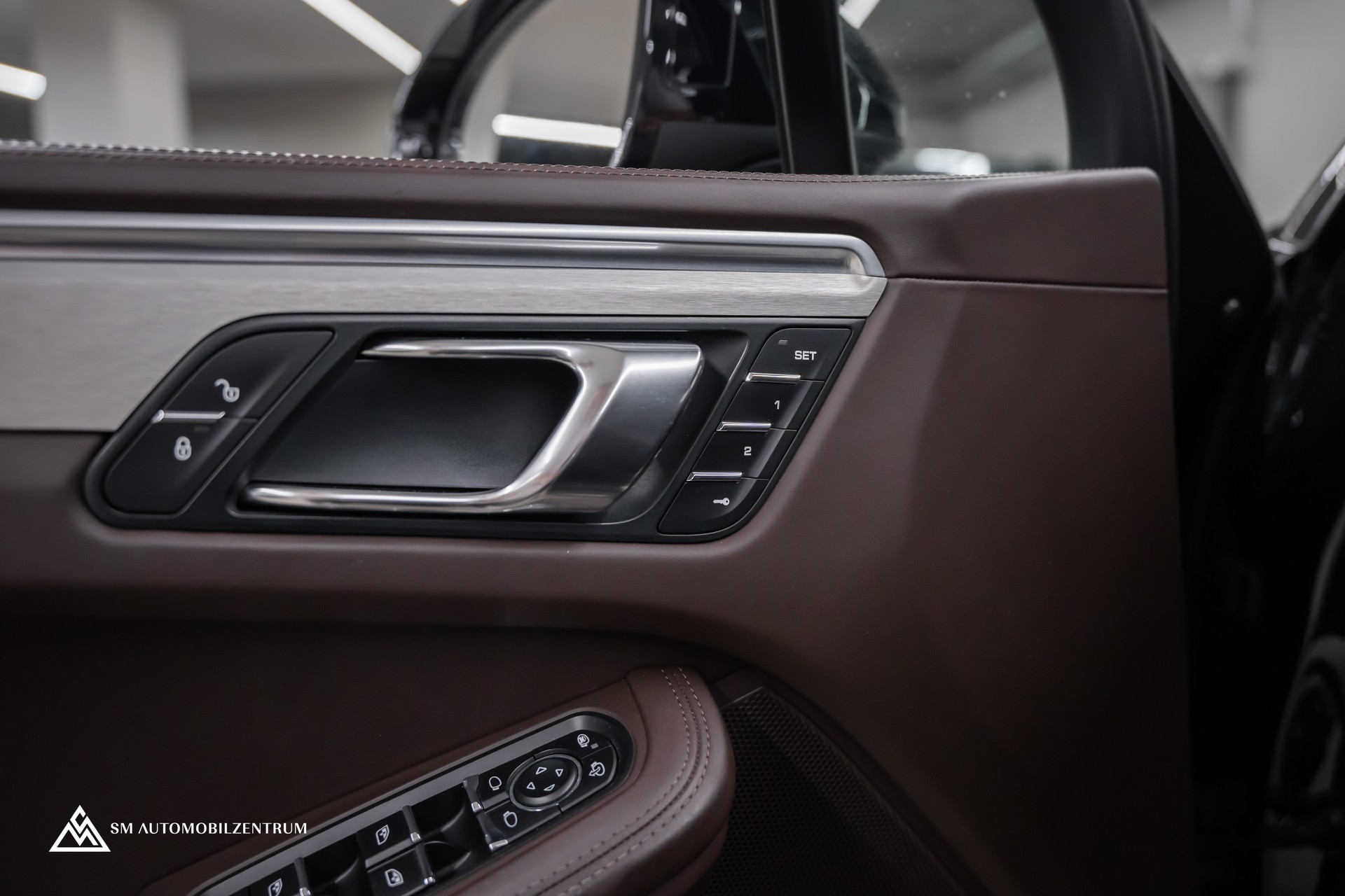 PORSCHE Macan Turbo PDK / Panorama / Sport Chrono / 21" 911 Turbo Design / Luftfahrwerk-image-18