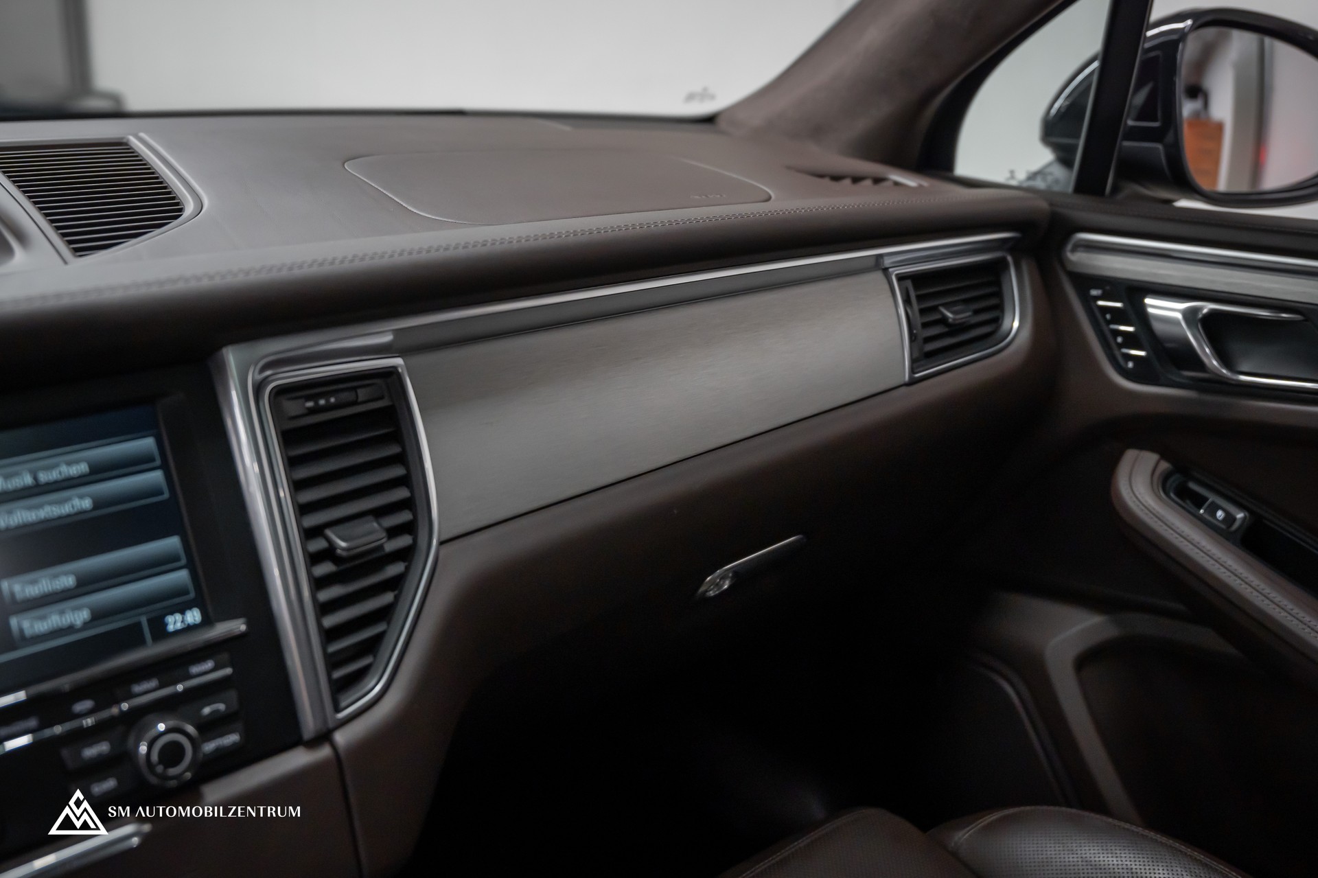 PORSCHE Macan Turbo PDK / Panorama / Sport Chrono / 21" 911 Turbo Design / Luftfahrwerk-image-32