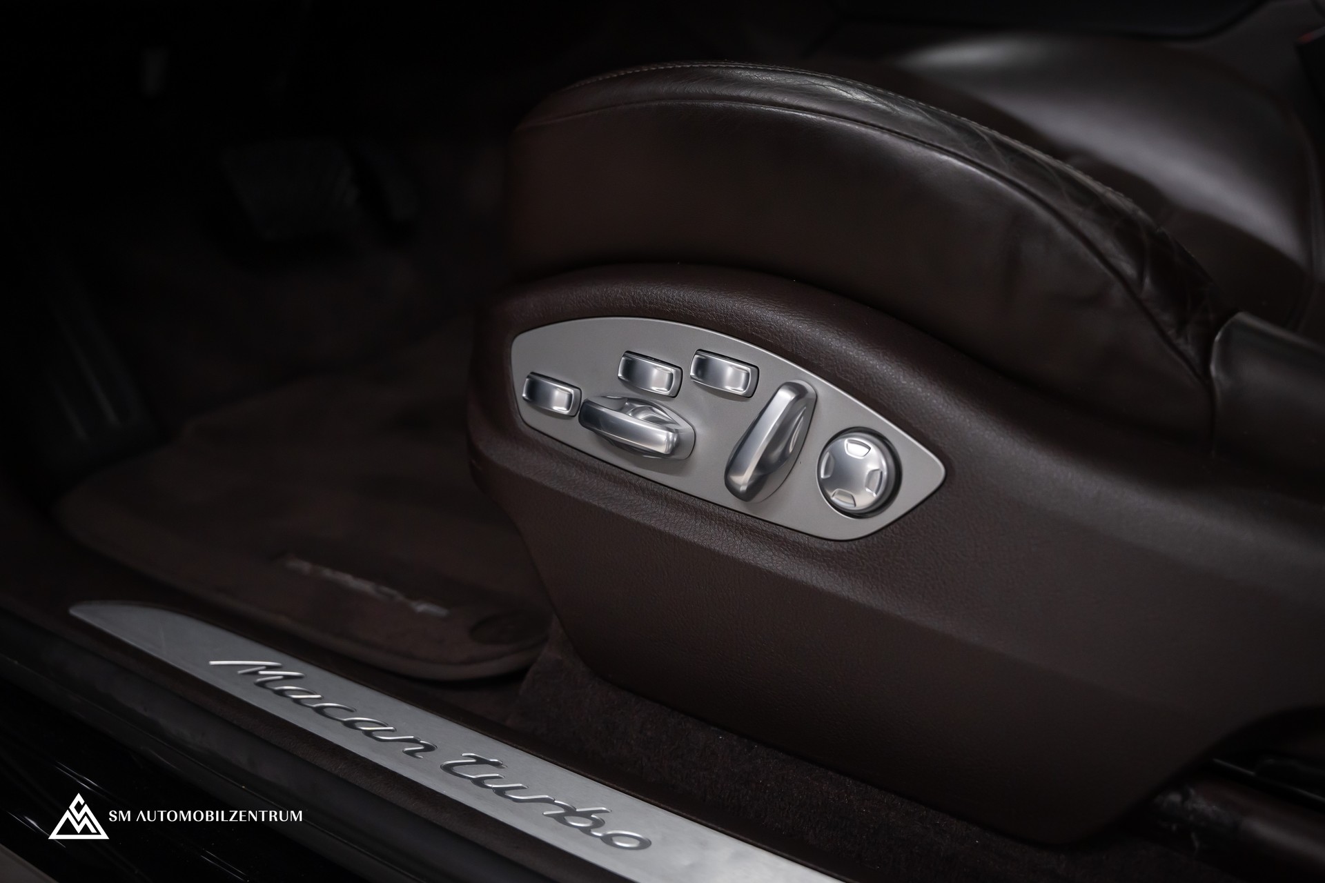 PORSCHE Macan Turbo PDK / Panorama / Sport Chrono / 21" 911 Turbo Design / Luftfahrwerk-image-20