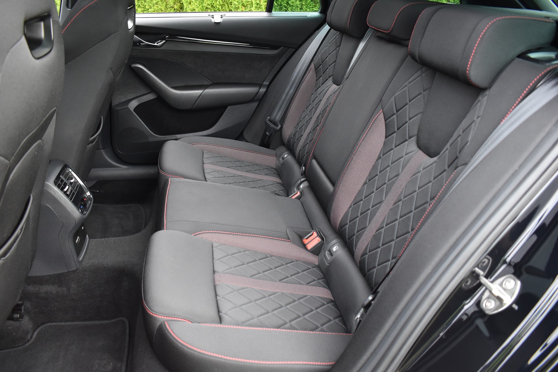 SKODA Octavia Combi 2.0 TSI DSG RS-image-12