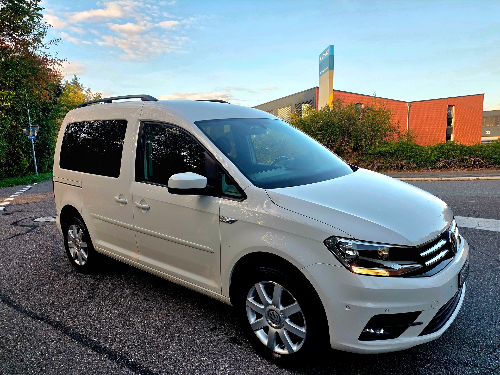 VW Caddy 2.0 TDI Comfortline 4Motion DSG-image-8
