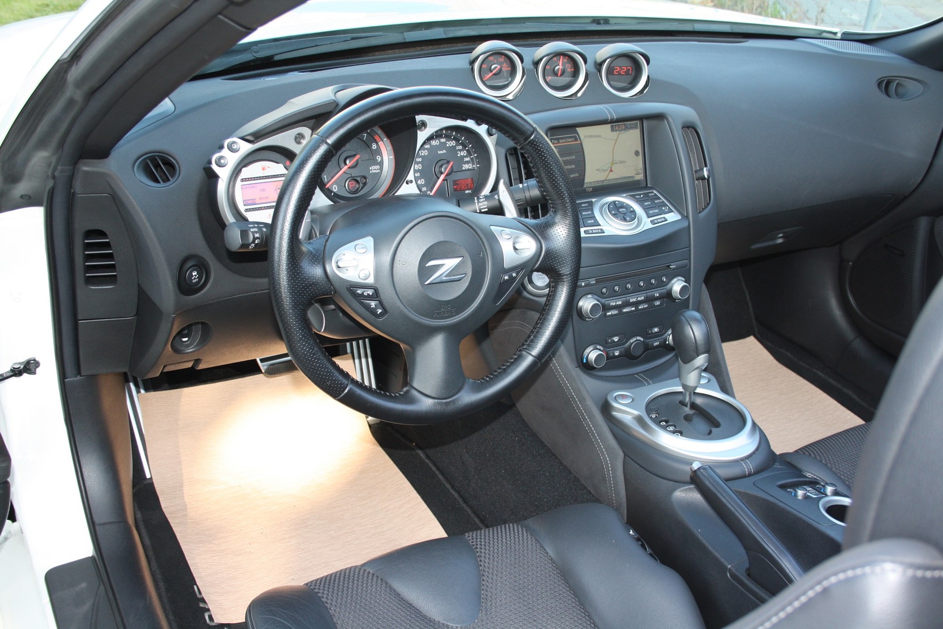 NISSAN 370 Z Roadster Pack Automatic-image-10