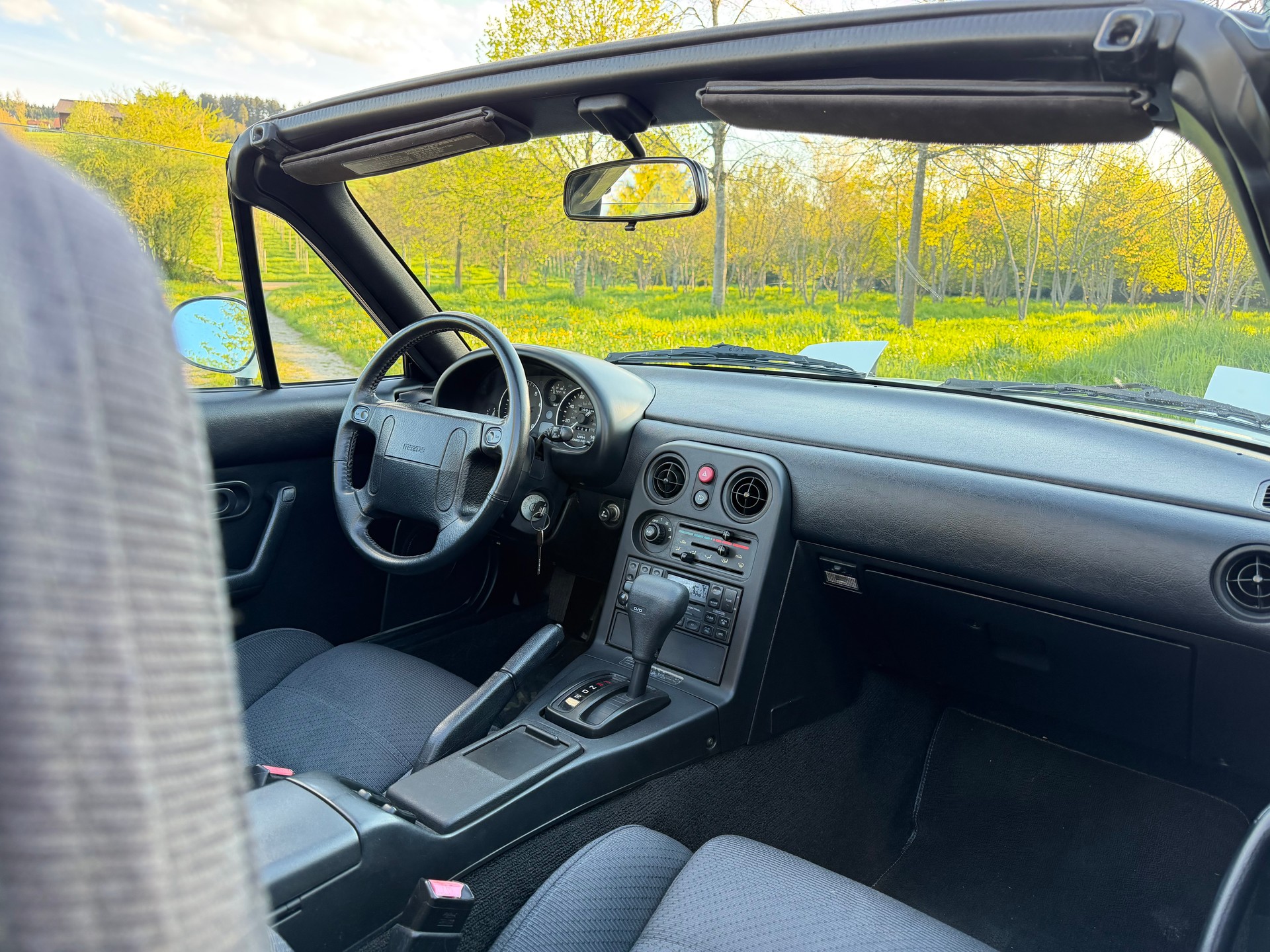 MAZDA MX-5 1.6i-16-image-13