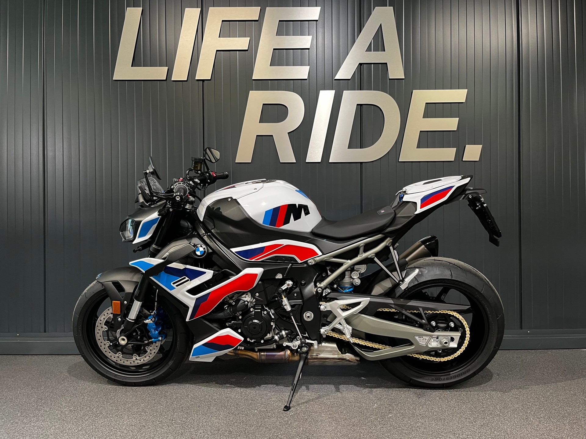 BMW M 1000 R-showroom-element-2