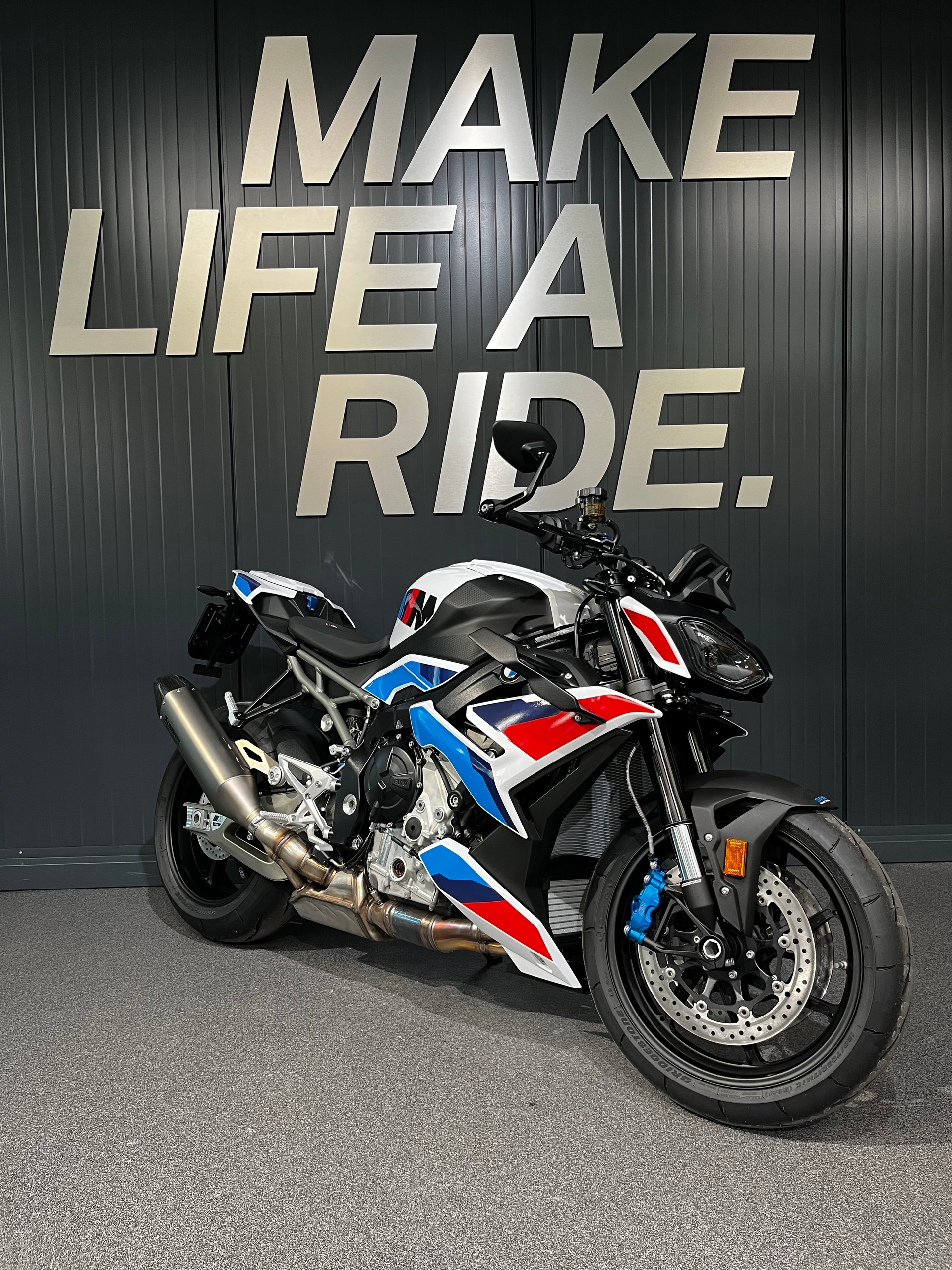 BMW M 1000 R-showroom-element-1
