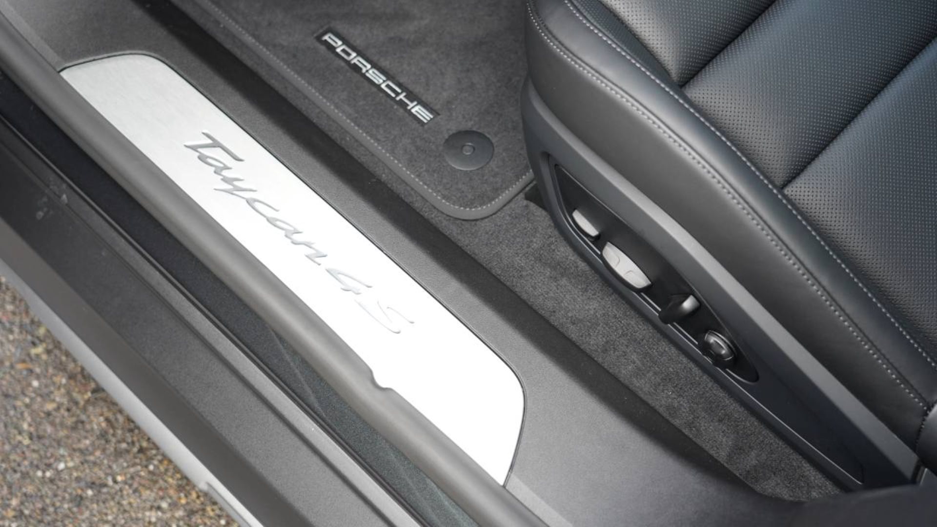 PORSCHE Taycan 4S Cross Turismo-image-17