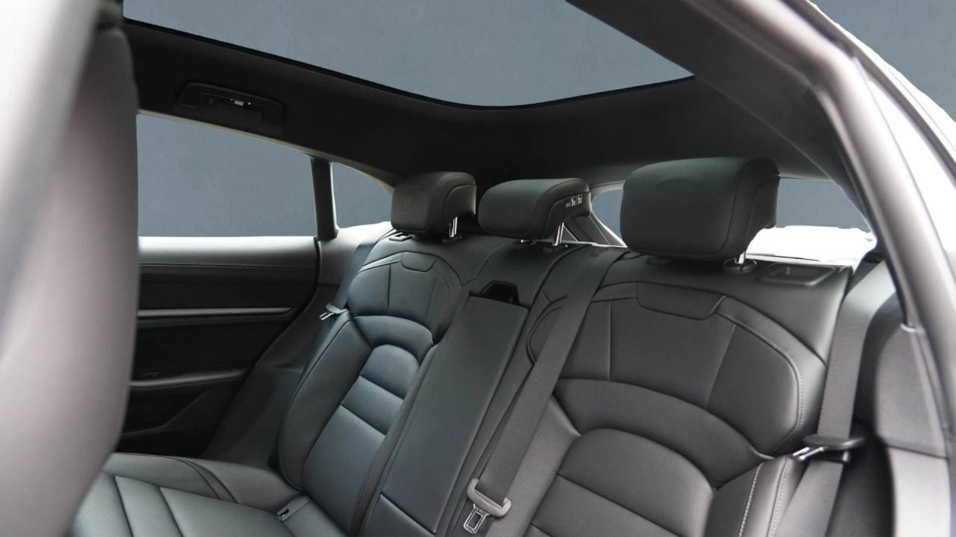 PORSCHE Taycan 4S Cross Turismo-image-16