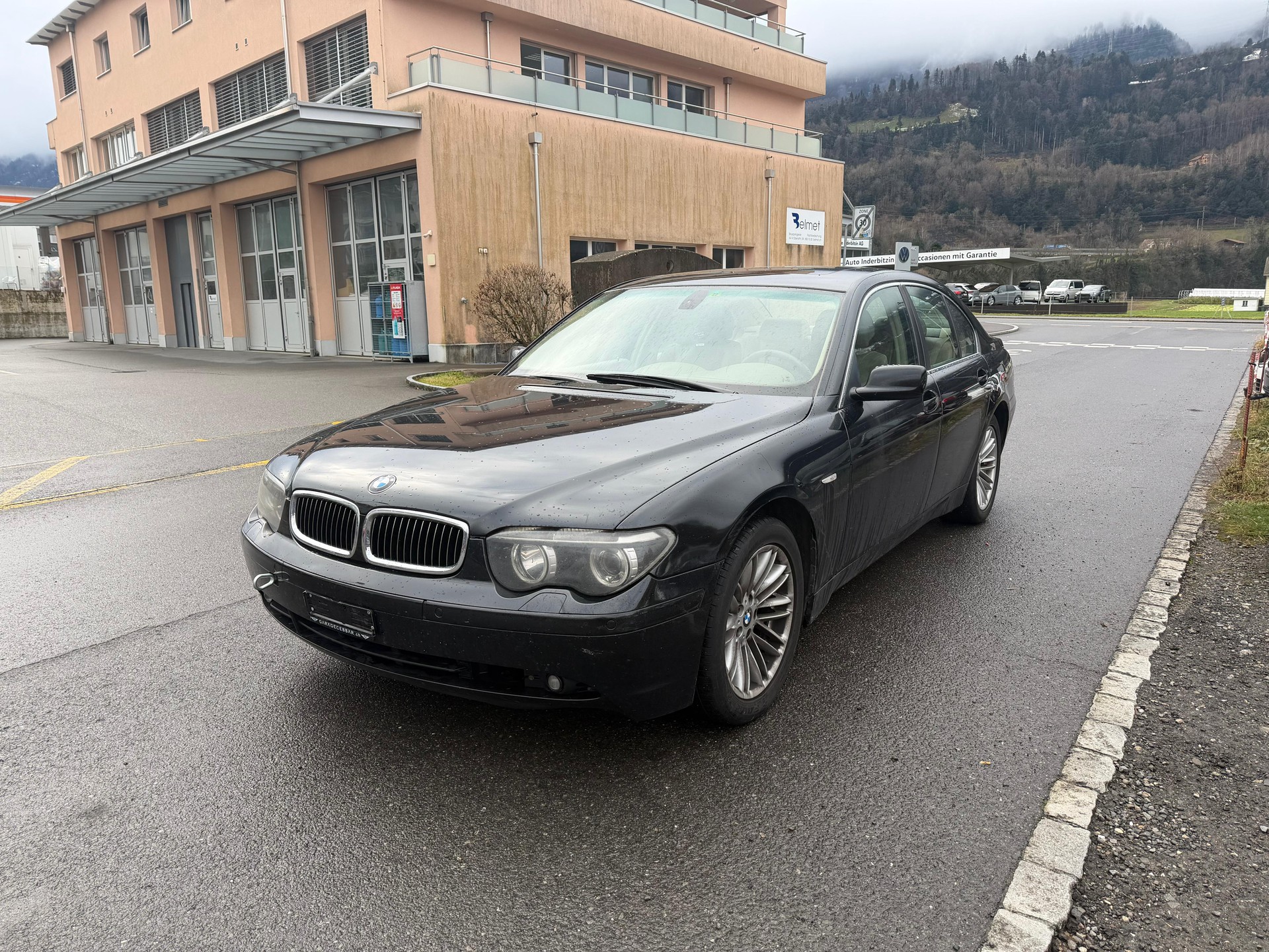 BMW 735i-showroom-element-1