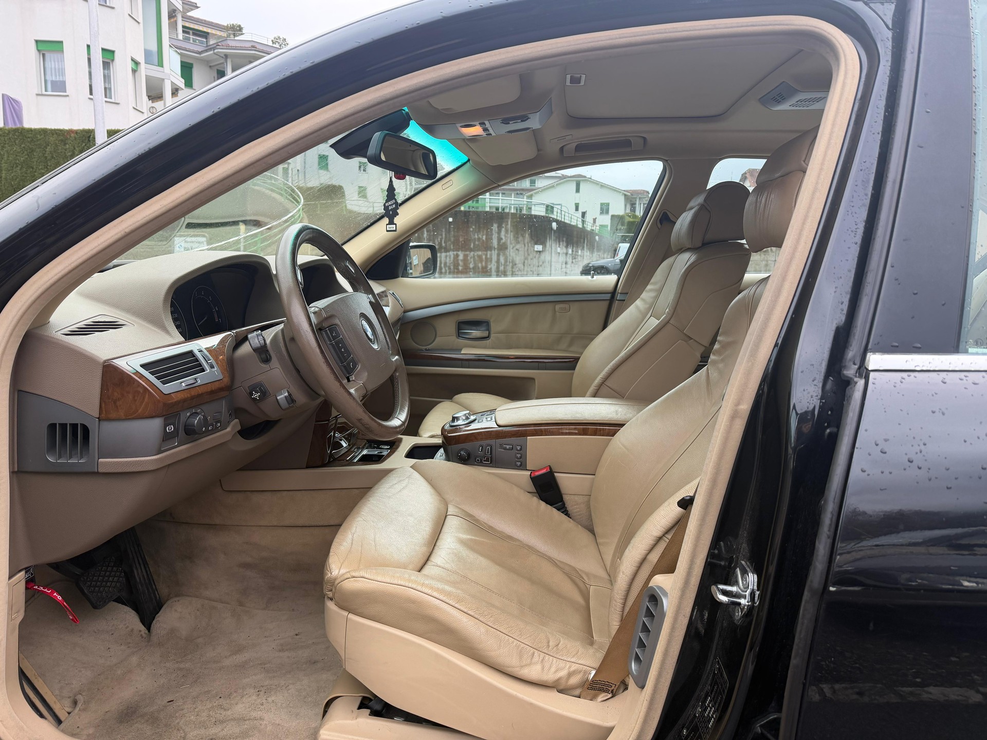 BMW 735i-showroom-element-2