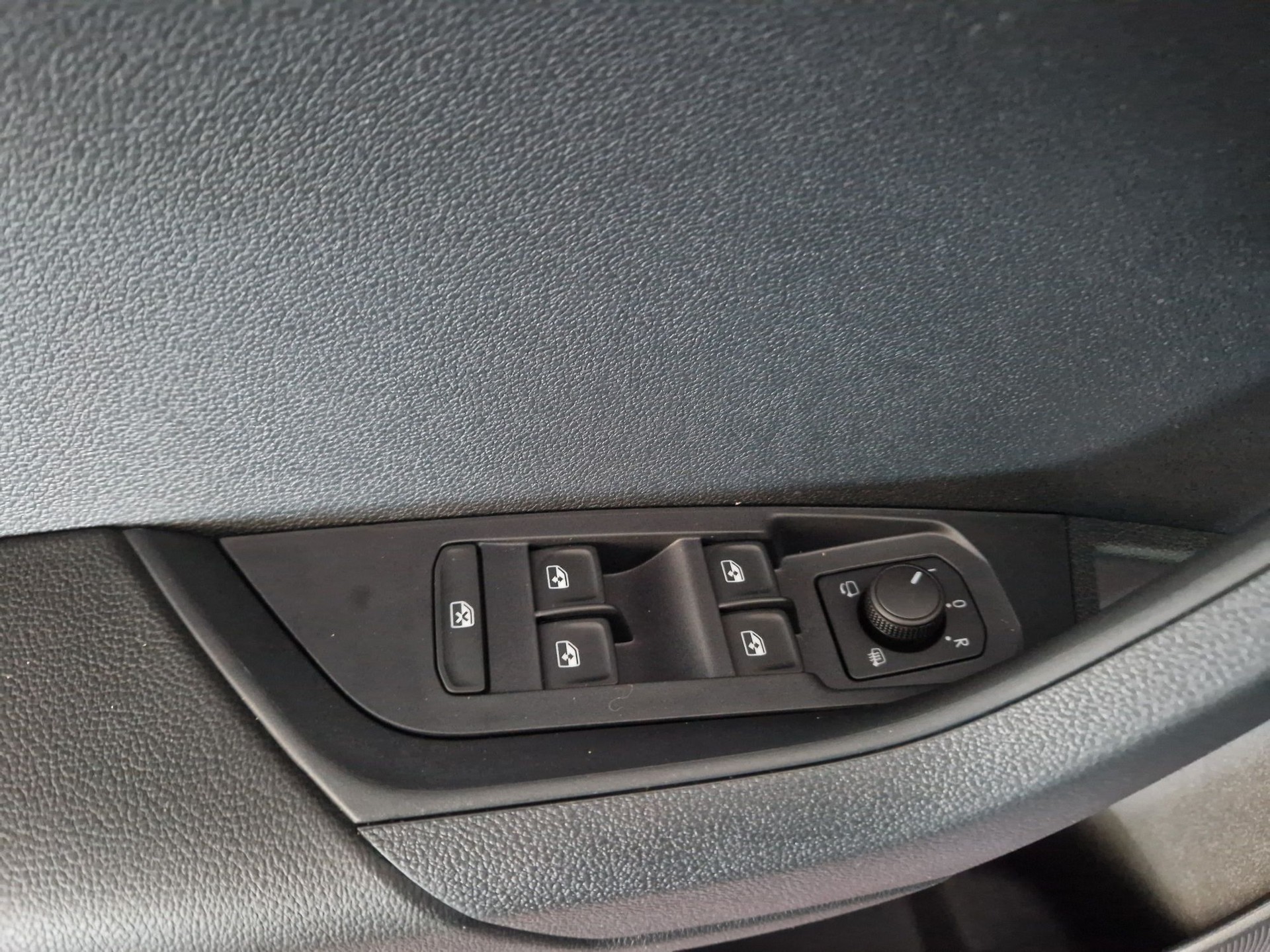 SKODA Karoq 2.0 TDI CR Selection 4x4 DSG-image-9