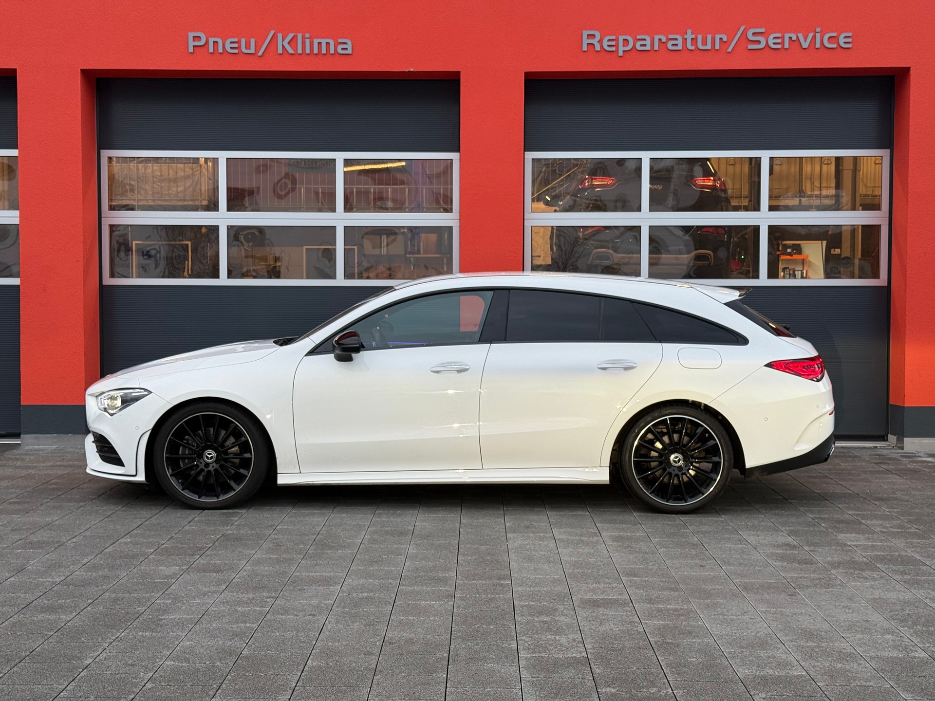 MERCEDES-BENZ CLA Shooting Brake 250 4Matic 7G-DCT AMG Line-image-1