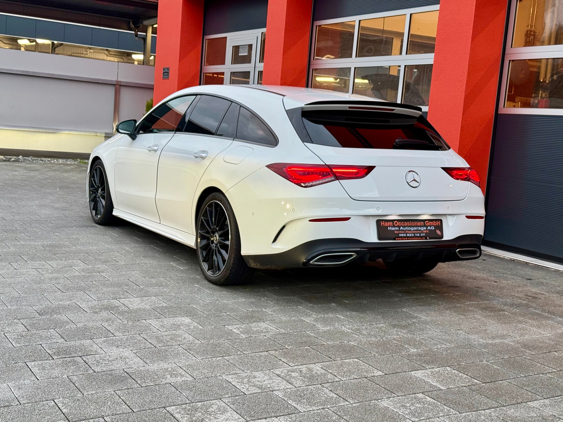 MERCEDES-BENZ CLA Shooting Brake 250 4Matic 7G-DCT AMG Line-image-2