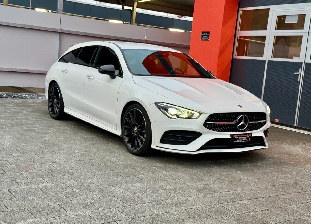 MERCEDES-BENZ CLA Shooting Brake 250 4Matic 7G-DCT AMG Line-image-3