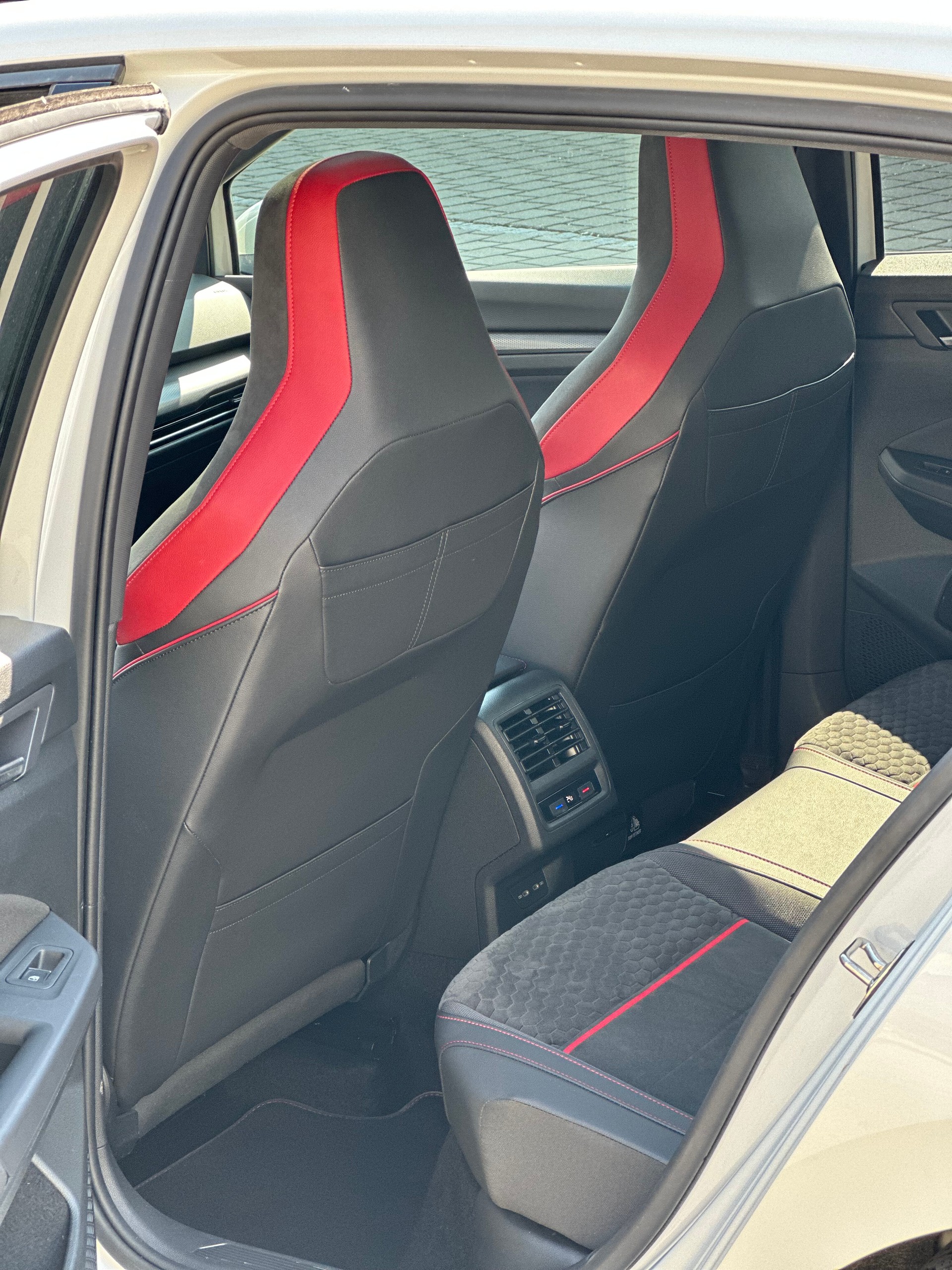 VW Golf 2.0 TSI GTI Clubsport DSG-image-8