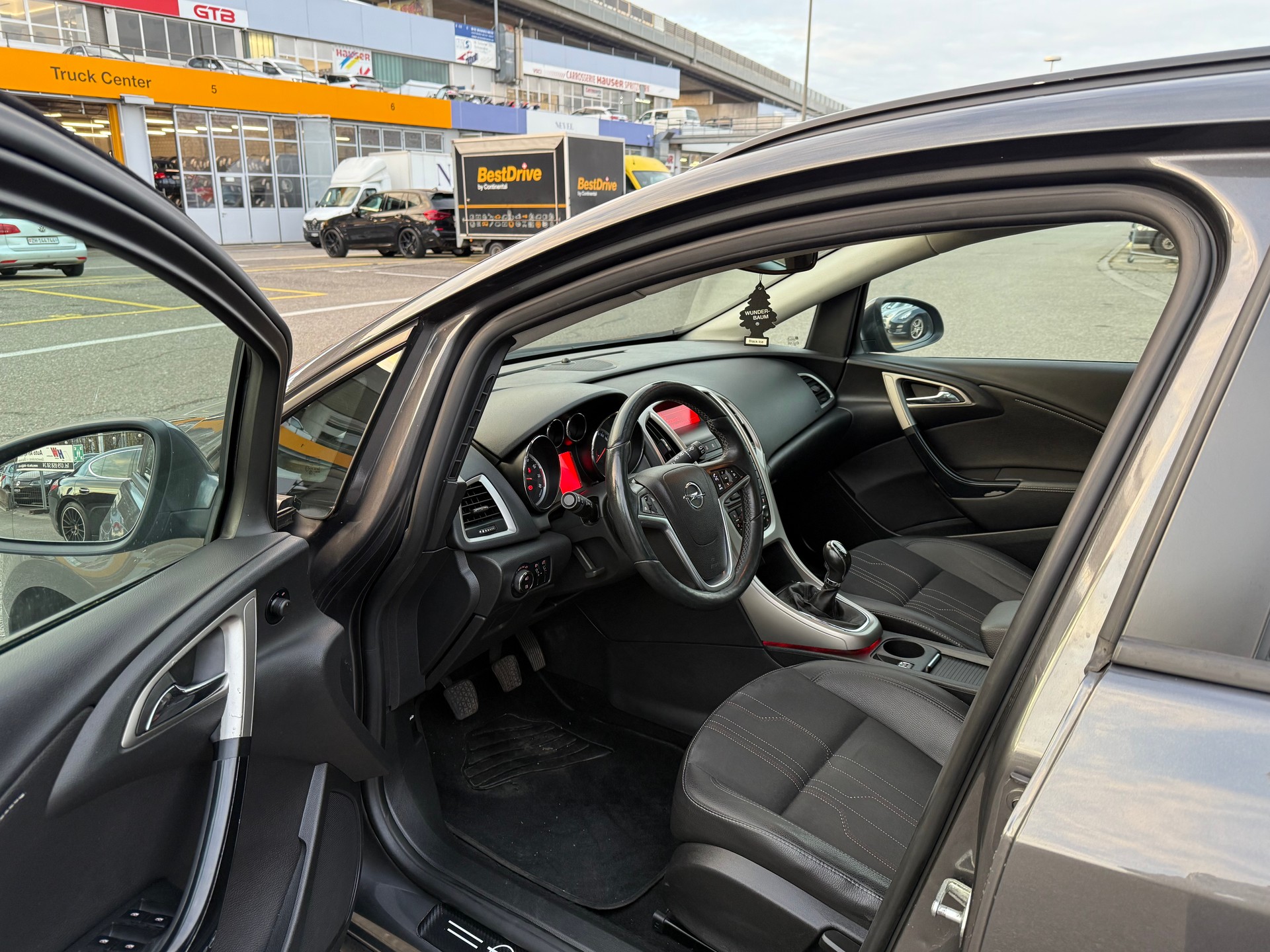 OPEL Astra ST 1.4i 16V Turbo Anniversary Ed. / Ab MFK 01.2025 / 8-fach bereift/ PDC / Sitzheizung / Klimaautomatik-image-8