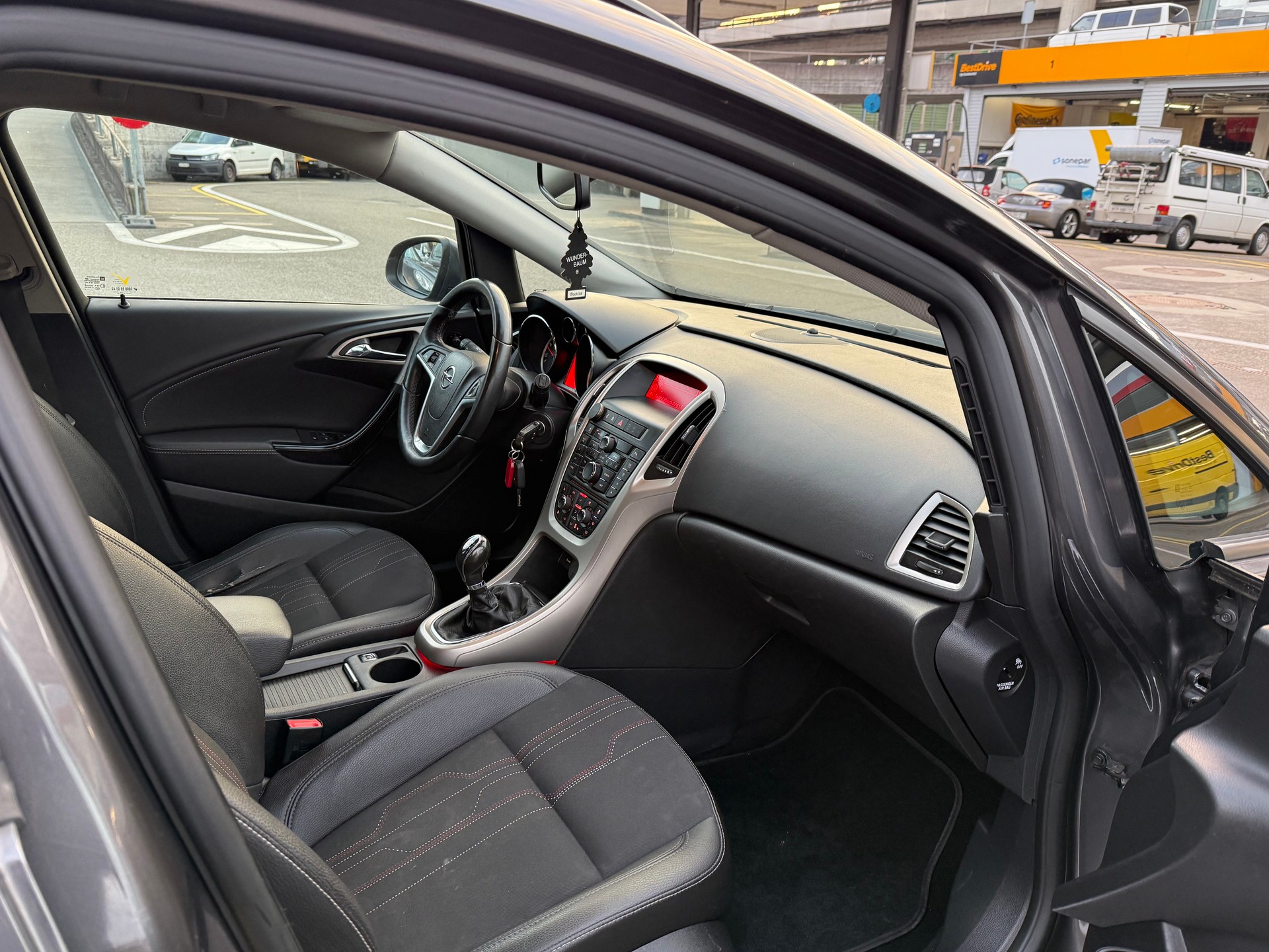 OPEL Astra ST 1.4i 16V Turbo Anniversary Ed. / Ab MFK 01.2025 / 8-fach bereift/ PDC / Sitzheizung / Klimaautomatik-image-6