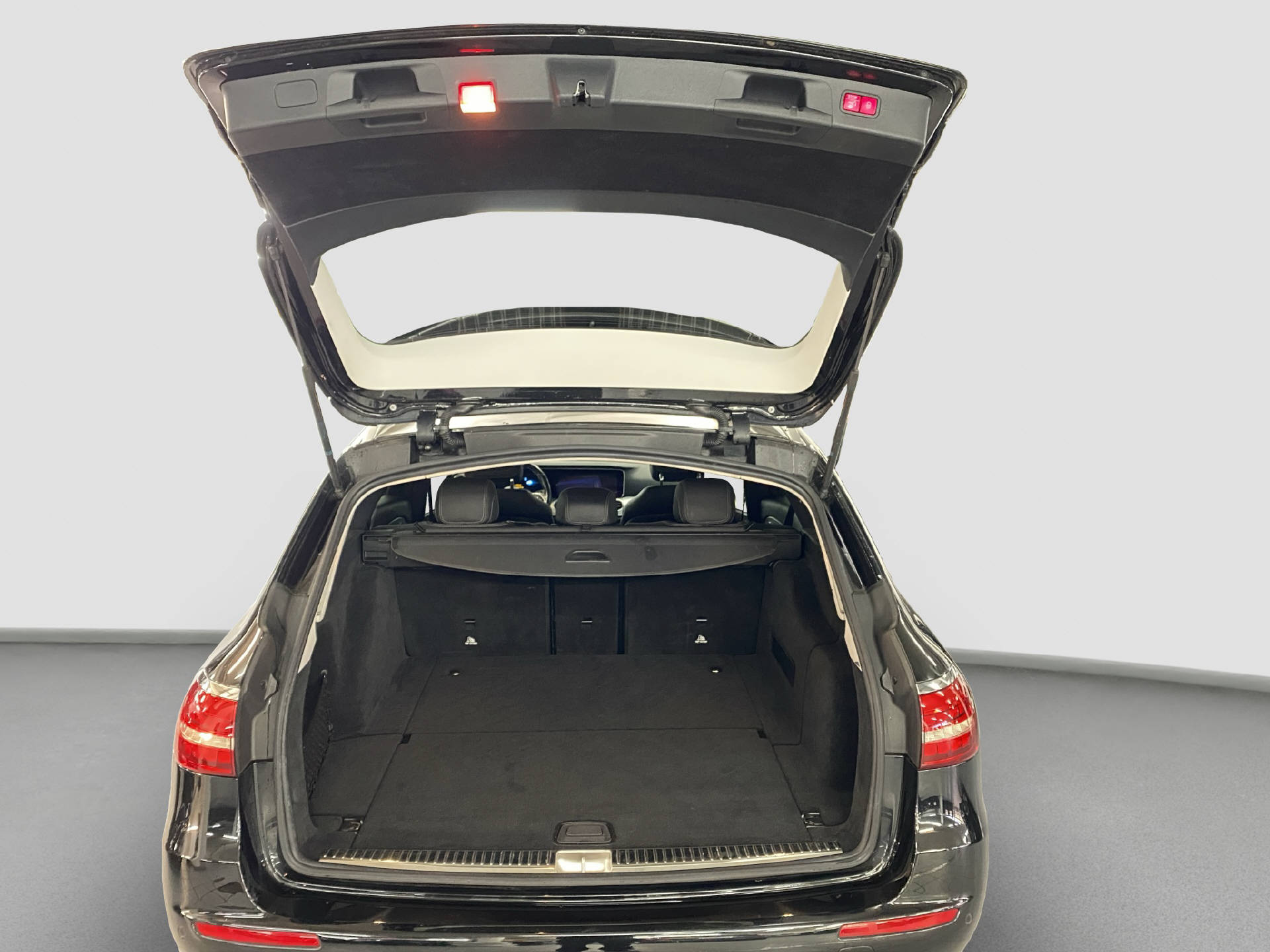 MERCEDES-BENZ E 220 d Avantgarde 4Matic Kombi-image-12