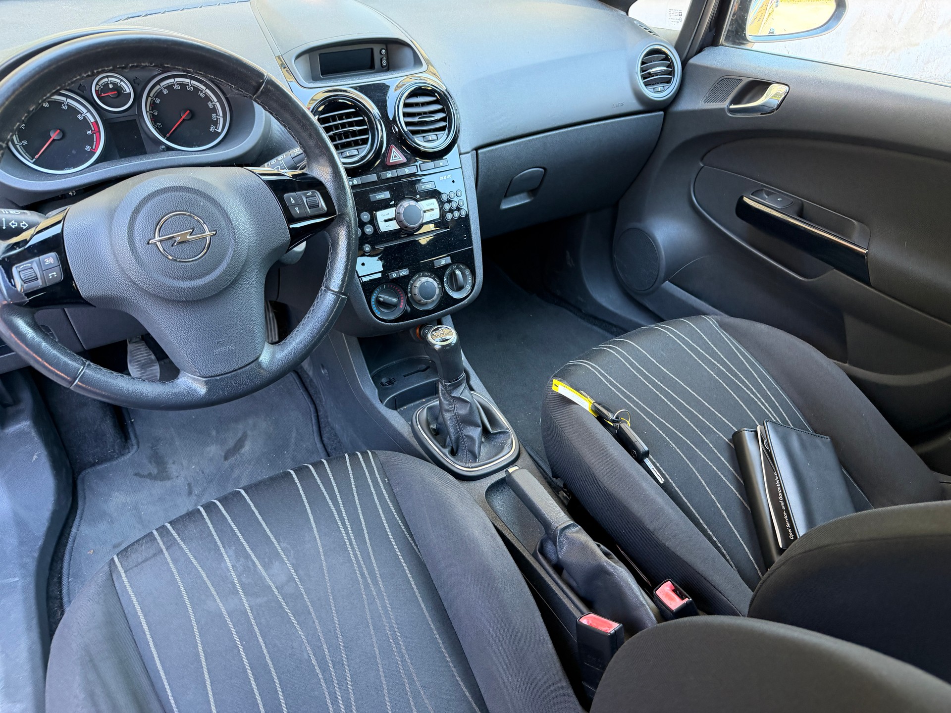 OPEL Corsa 1.4 TP Anniversary-image-10