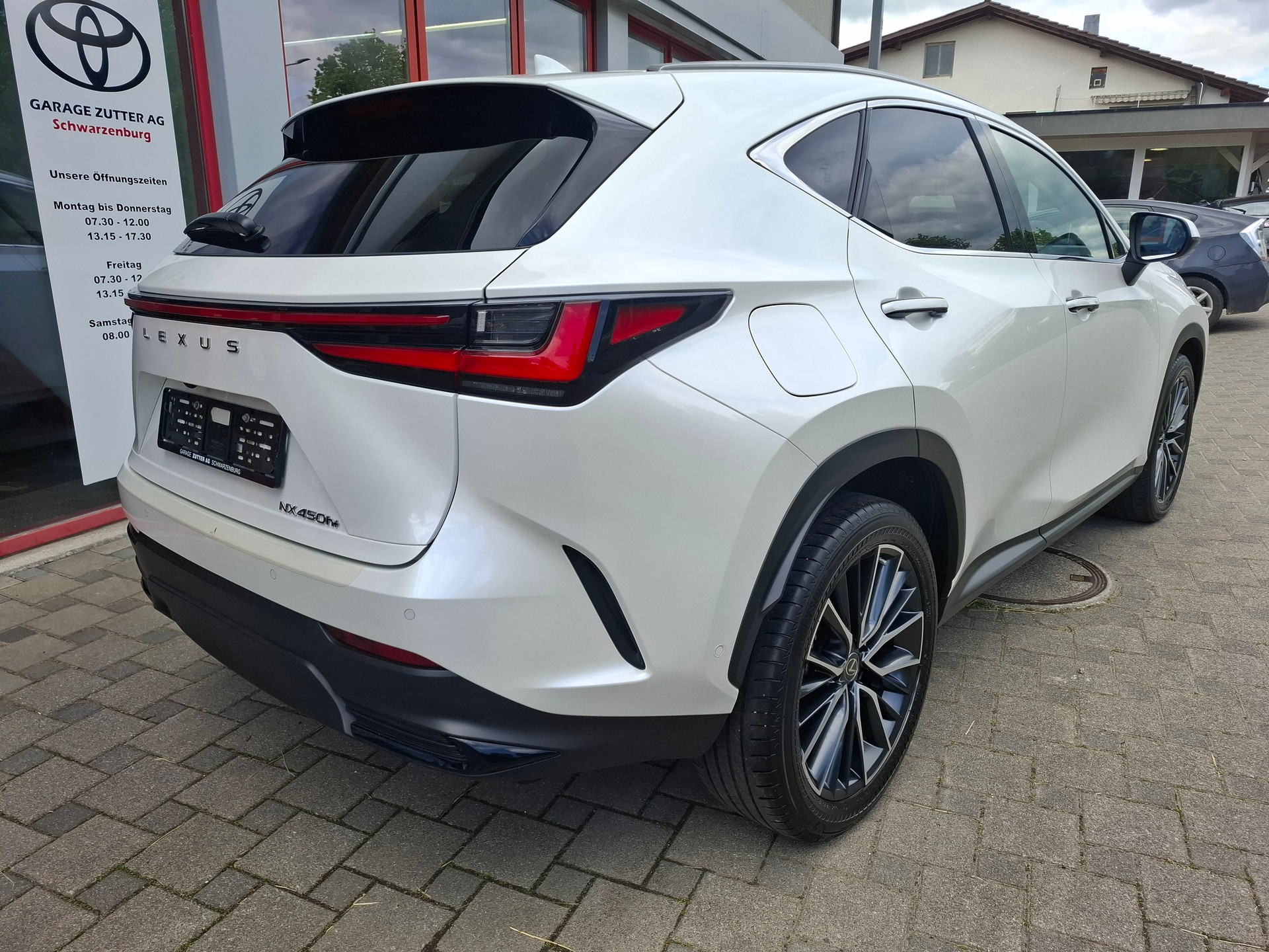 LEXUS NX 450h+ E-FOUR Excellence-image-2