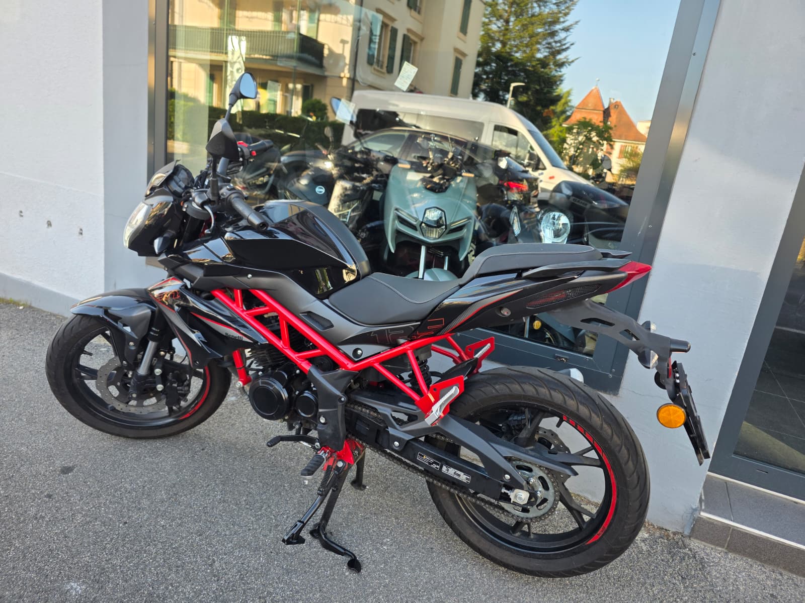 BENELLI BN 125-showroom-element-1