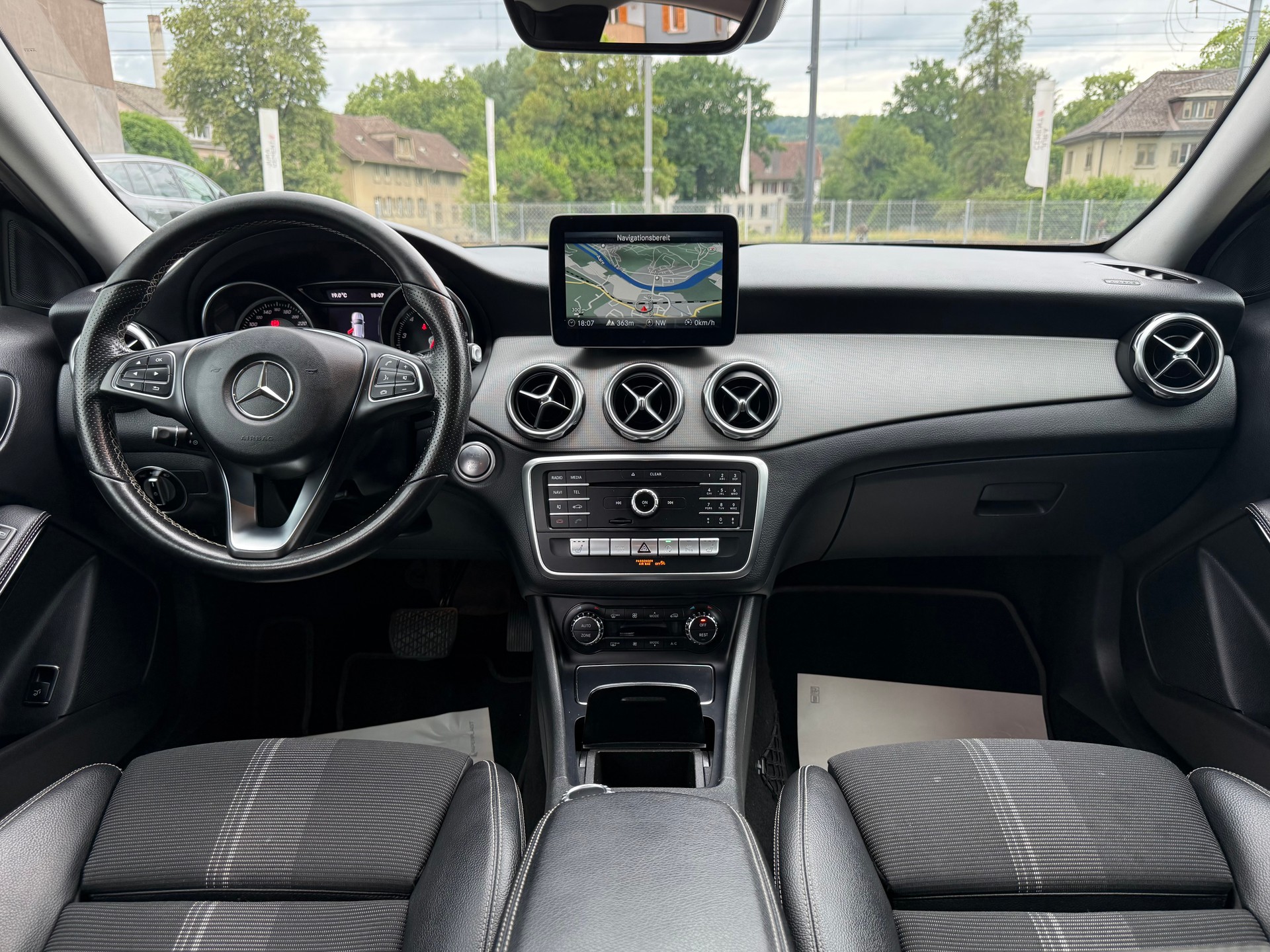 MERCEDES-BENZ GLA 200 Urban 7G-DCT-image-5