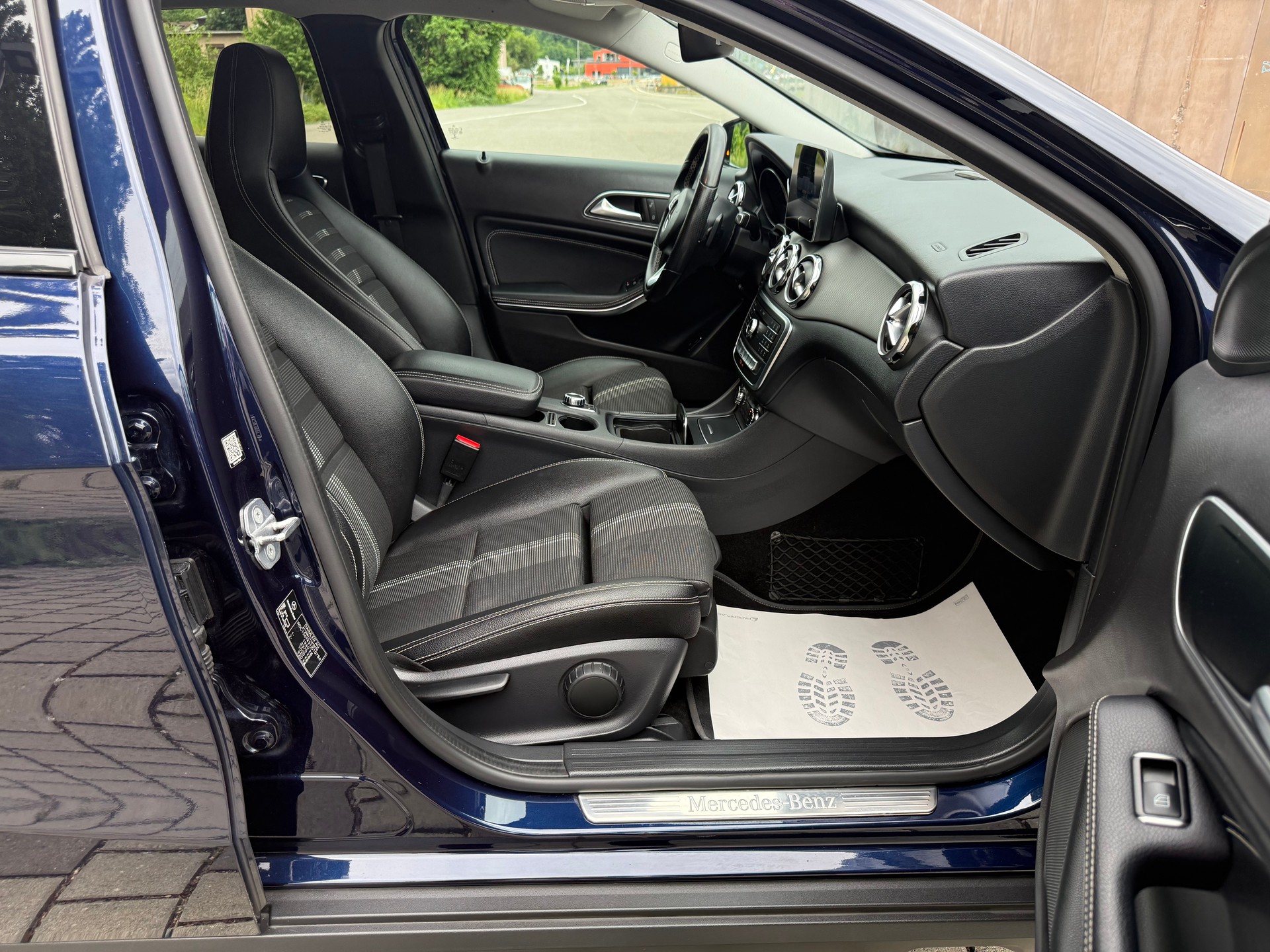 MERCEDES-BENZ GLA 200 Urban 7G-DCT-image-10