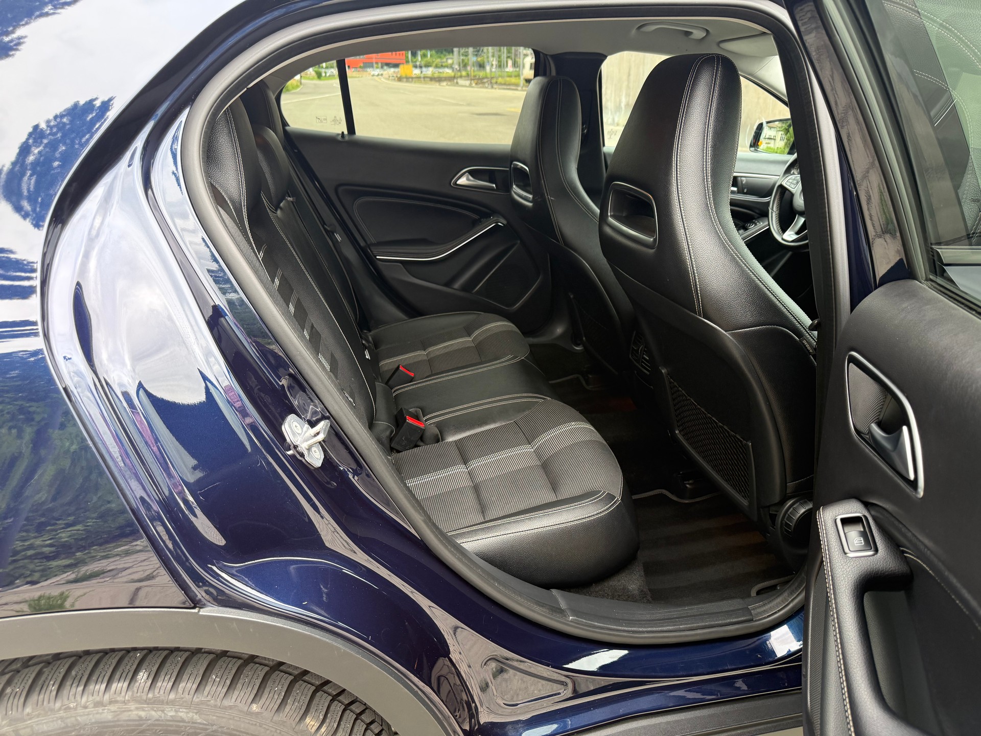 MERCEDES-BENZ GLA 200 Urban 7G-DCT-image-11