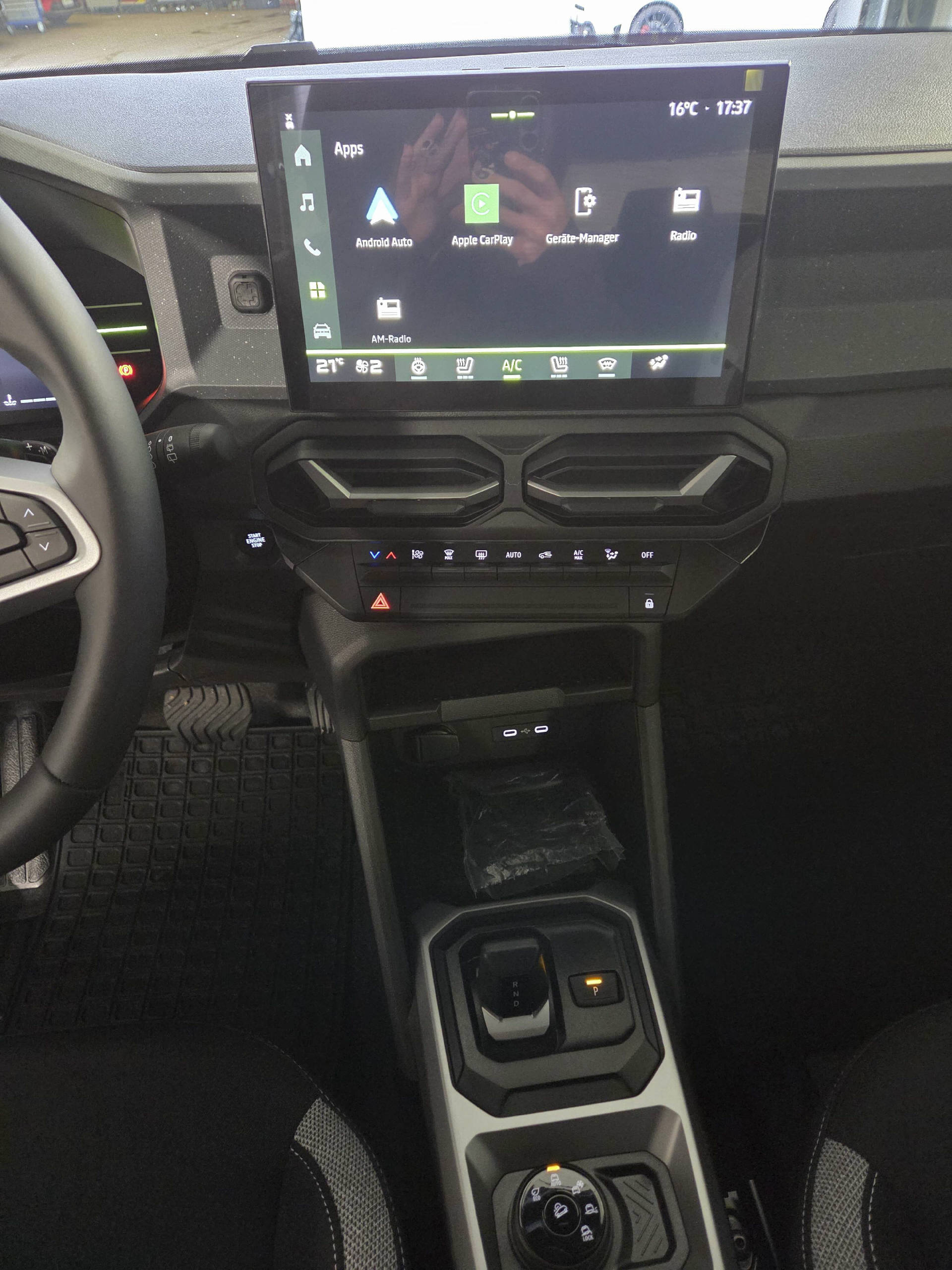 DACIA Duster 1.2 Hybrid Journey 4WD-image-7