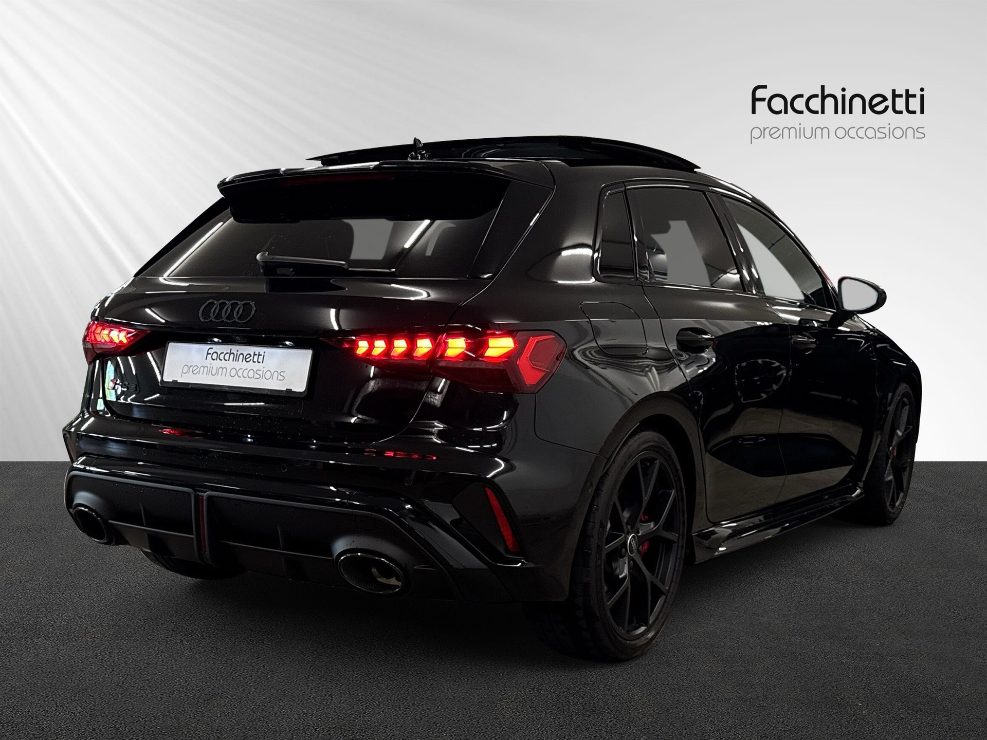 AUDI RS3 Sportback 2.5 TSI quattro S-tronic-image-2
