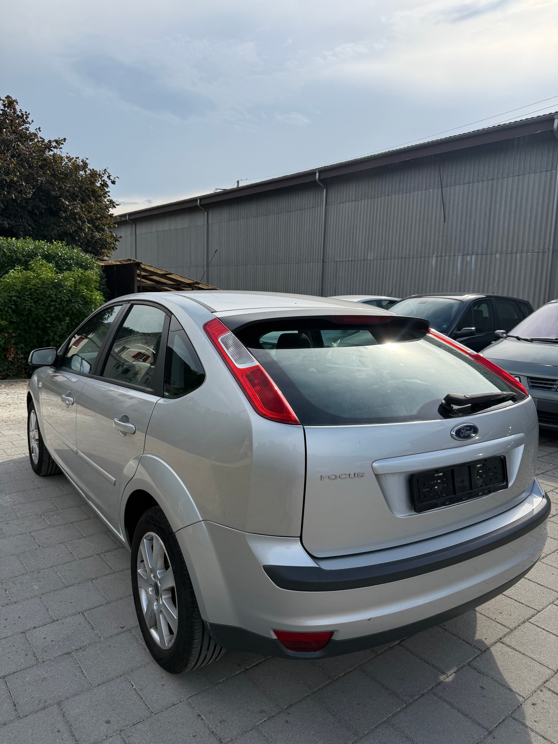 FORD 2.0i 16V Ghia-image-2
