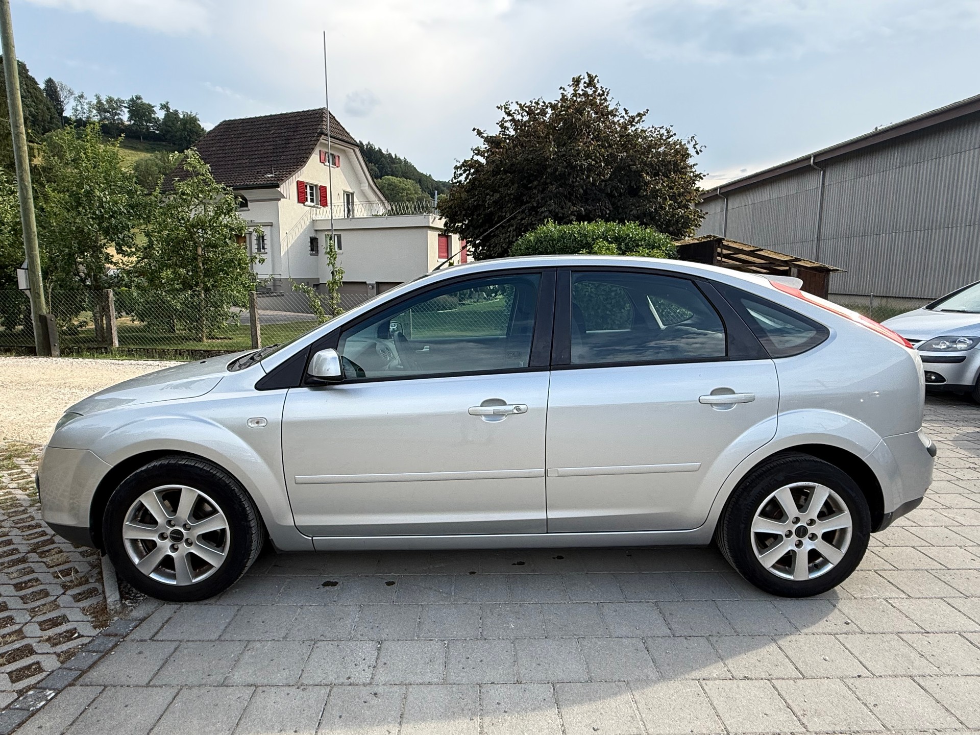FORD 2.0i 16V Ghia-image-1