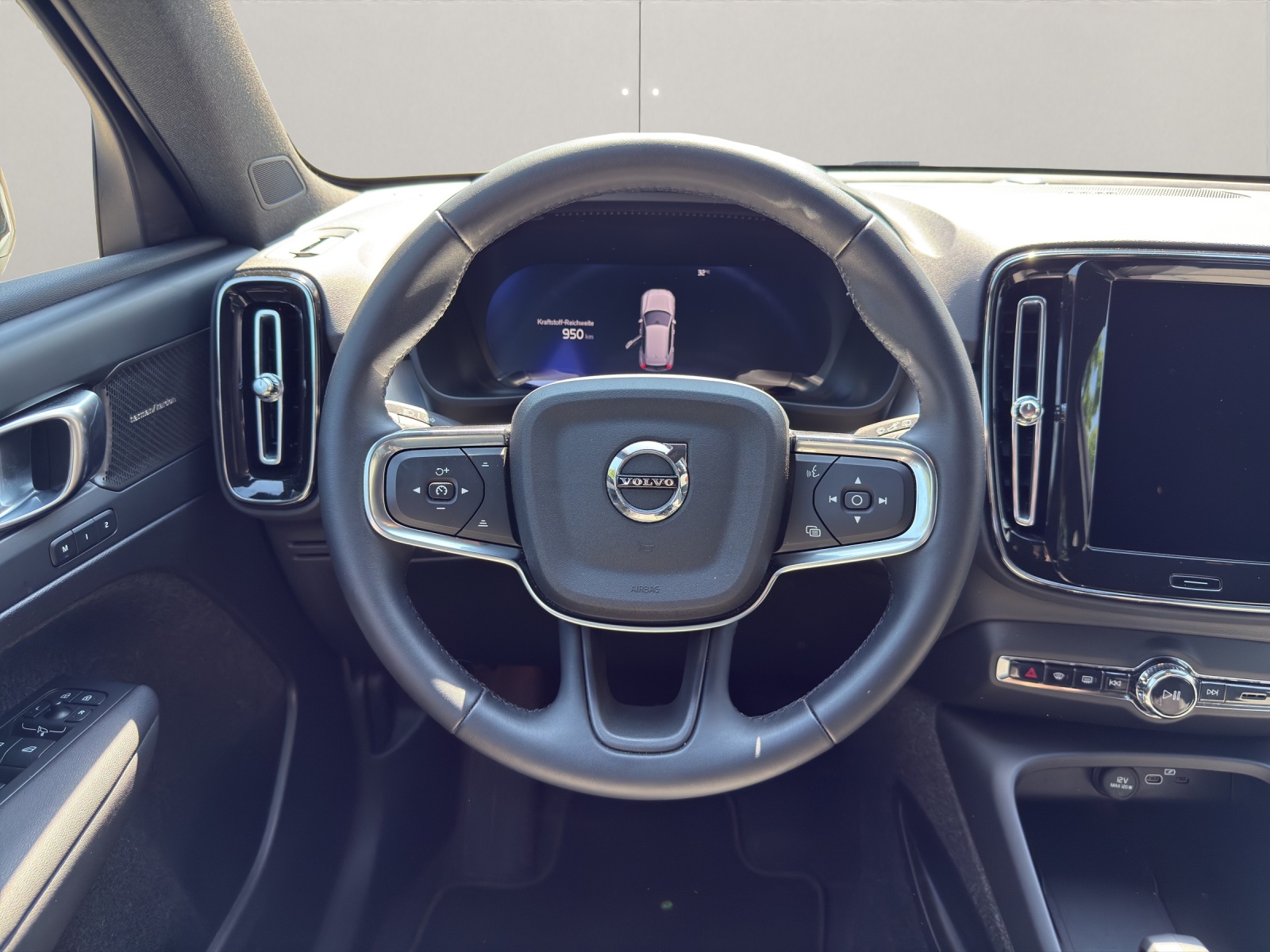 VOLVO XC40 2.0 B4 MH Plus Dark-image-14