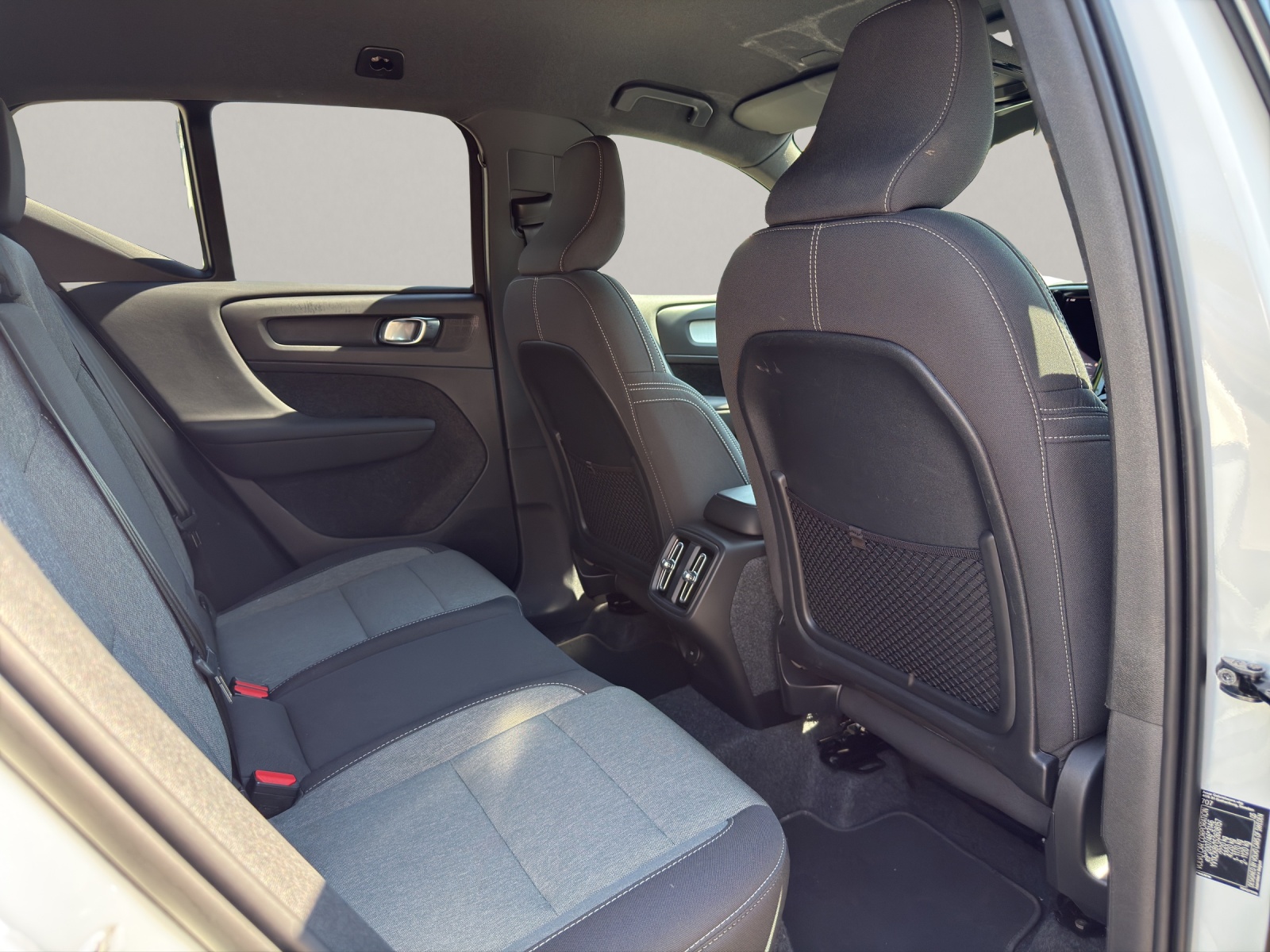 VOLVO XC40 2.0 B4 MH Plus Dark-image-12