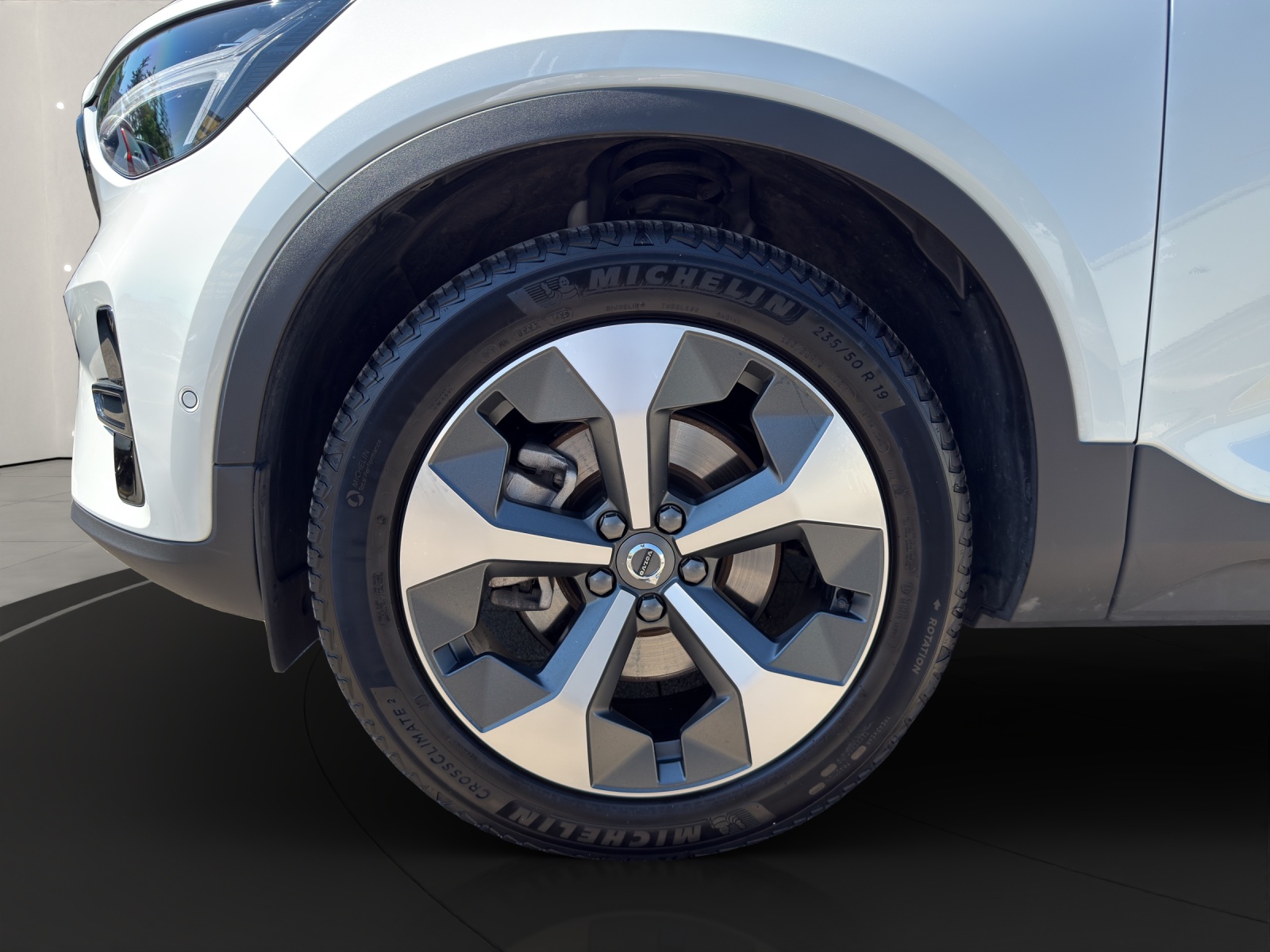 VOLVO XC40 2.0 B4 MH Plus Dark-image-6