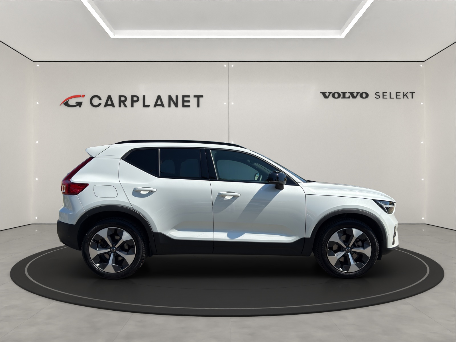 VOLVO XC40 2.0 B4 MH Plus Dark-image-1