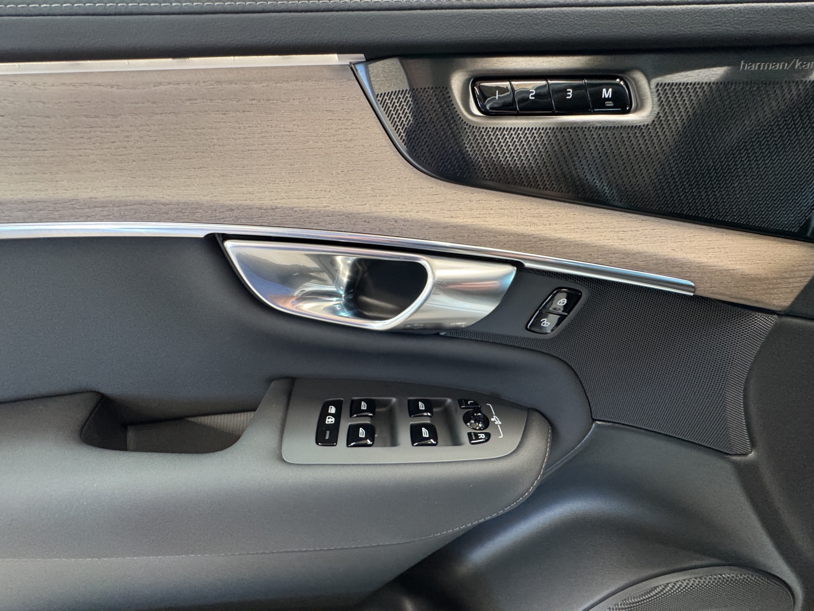 VOLVO XC90 2.0 T8 TE Plus Dark eAWD-image-14