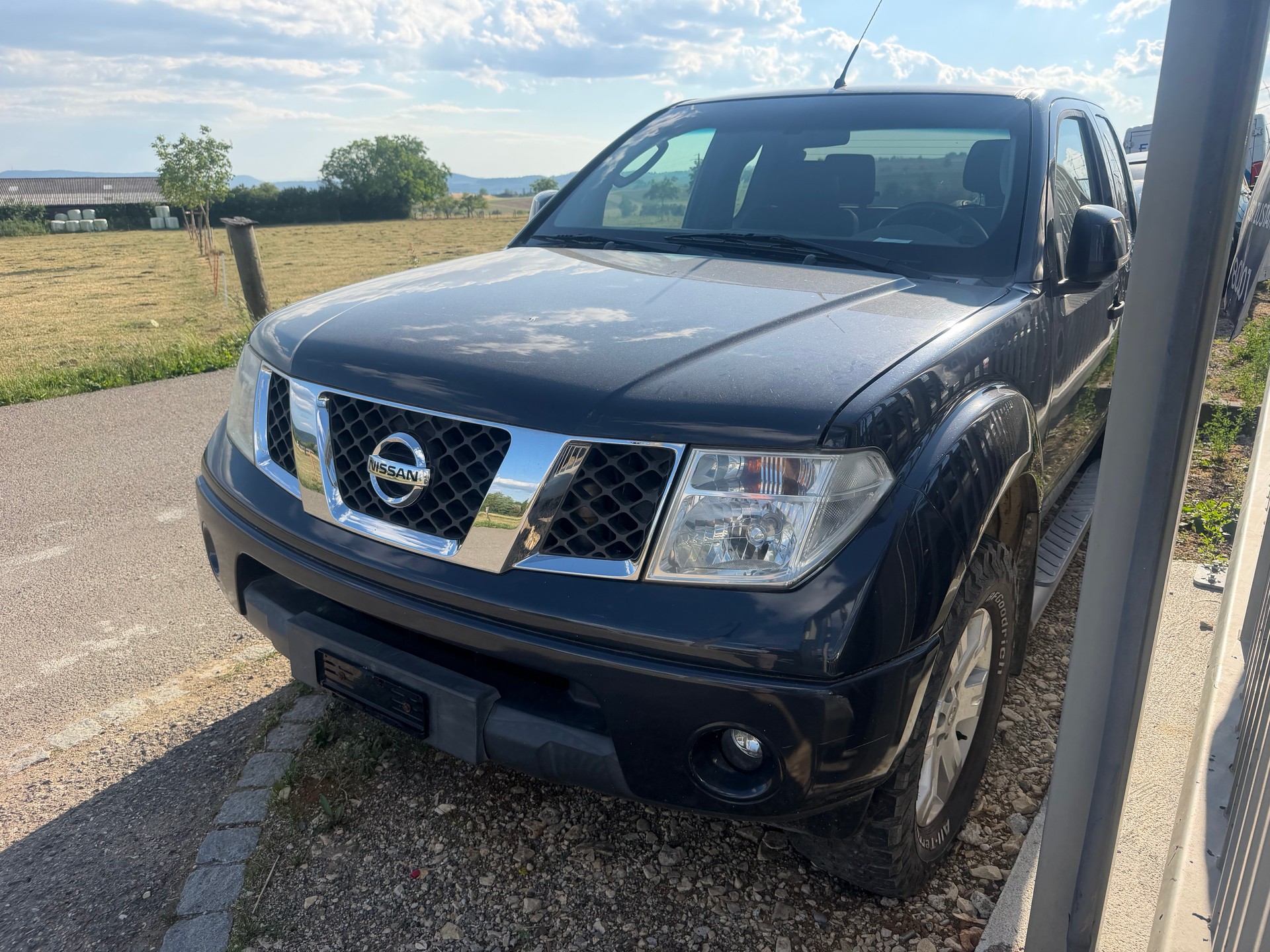 NISSAN Navara King Cab LE 2.5 dCi 4WD-image-0