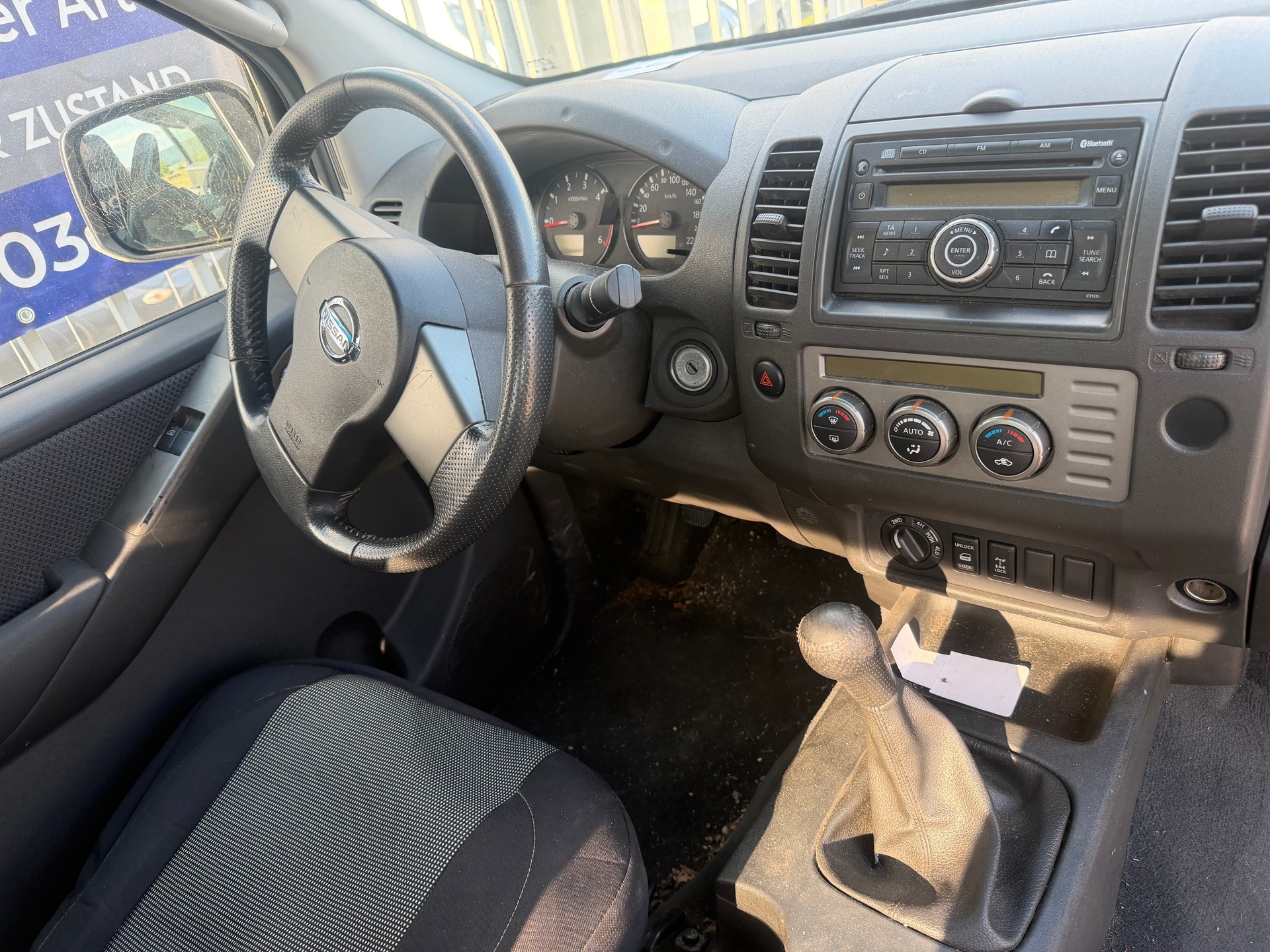 NISSAN Navara King Cab LE 2.5 dCi 4WD-image-4