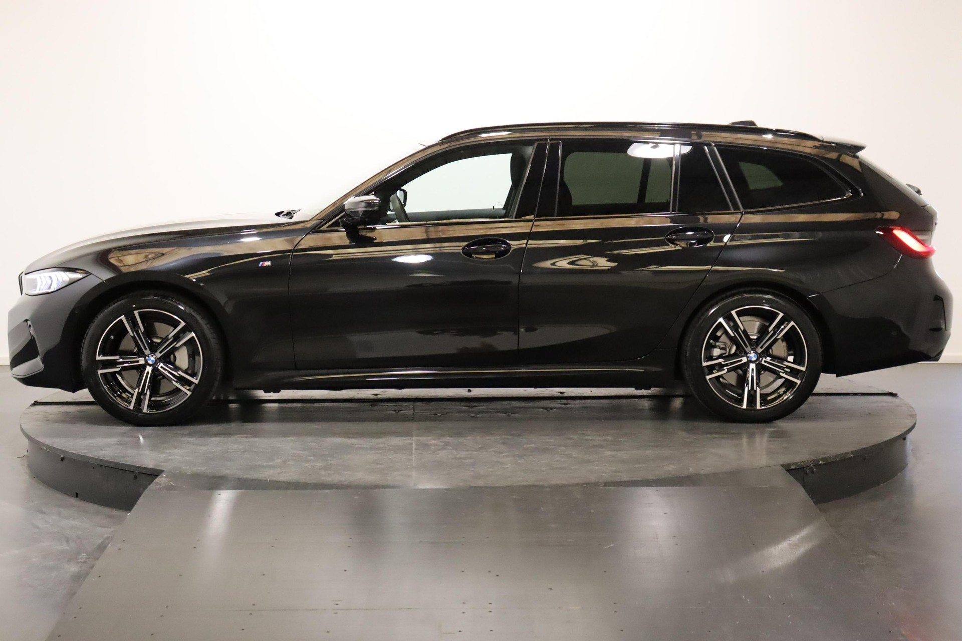 BMW 330i xDrive SAG Touring-showroom-element-1