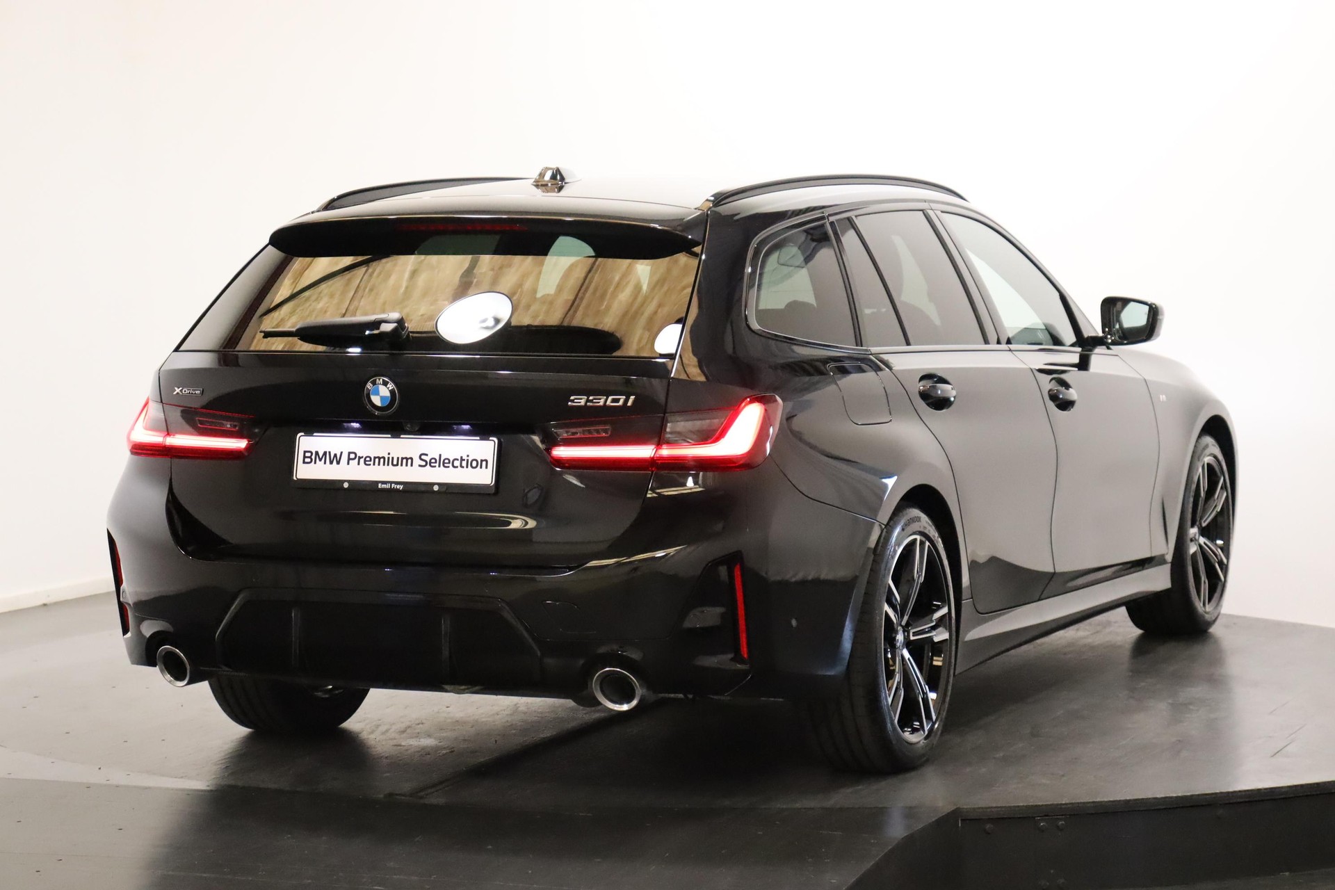 BMW 330i xDrive SAG Touring-showroom-element-2