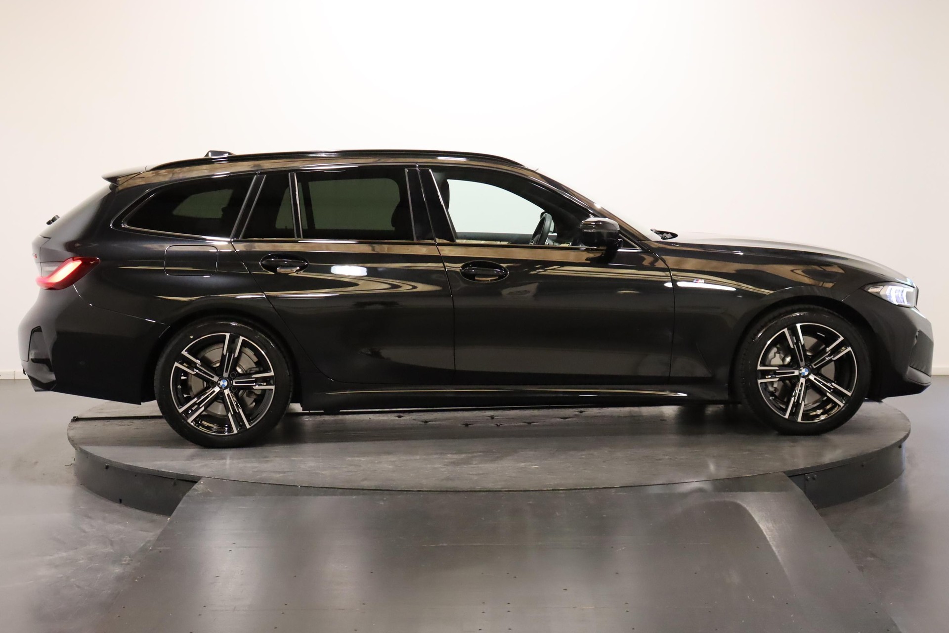 BMW 330i xDrive SAG Touring-showroom-element-3